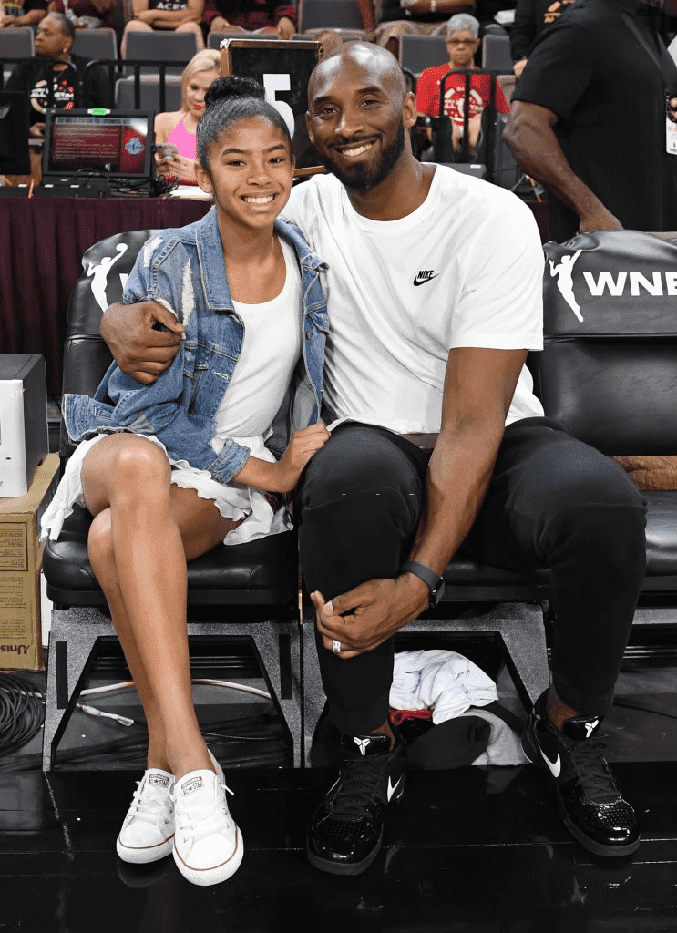 LAS VEGAS, NEVADA - 27 JUILLET : Gianna Bryant et son père, Kobe Bryant, ancien joueur de la NBA, assistent au match des étoiles de la WNBA 2019 au Mandalay Bay Events Center le 27 juillet 2019 à Las Vegas, Nevada. | Photo : Getty Images