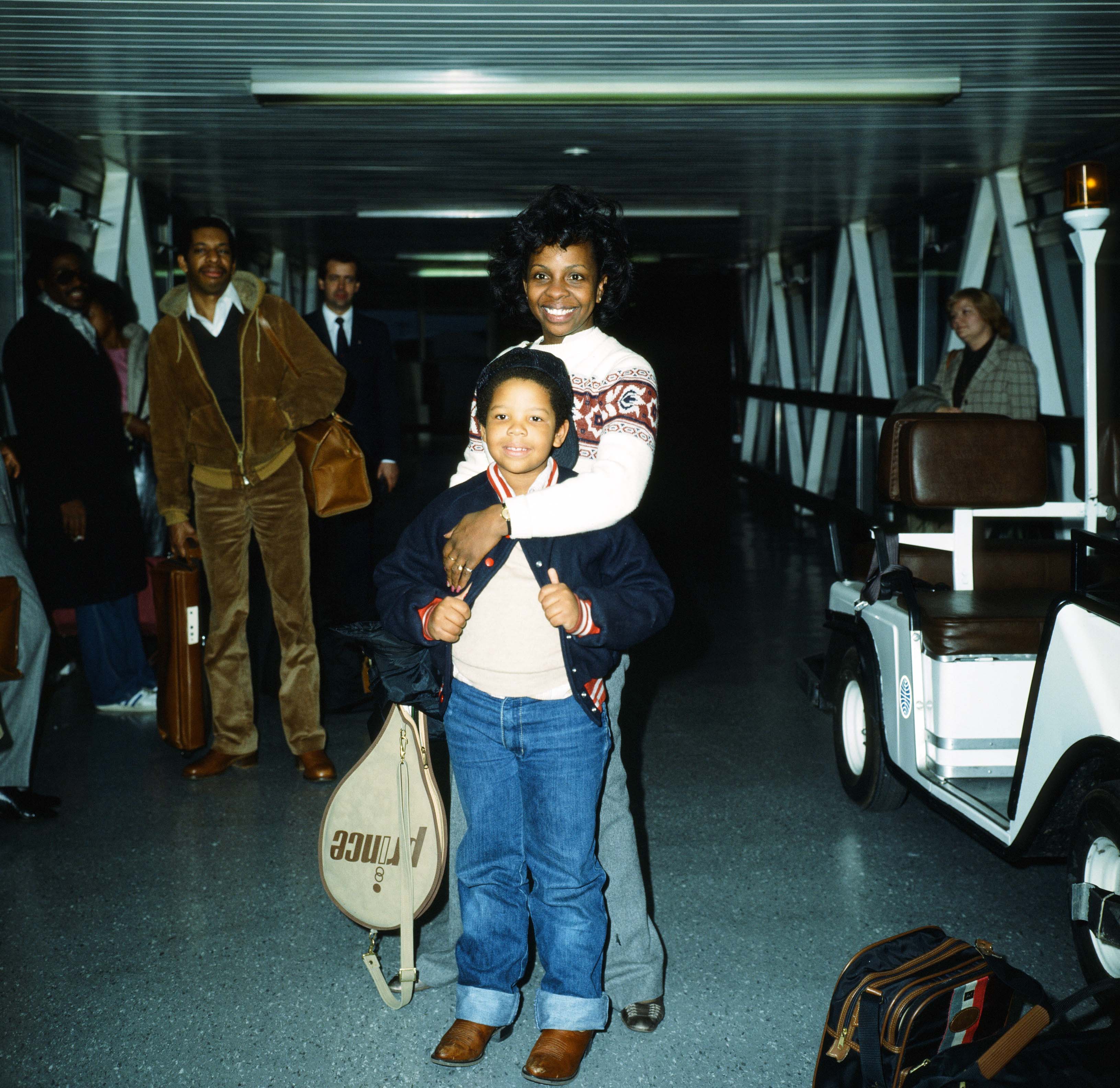 Gladys Knight with her son, Shanga, and some of her road crew at London Airport on January 27, 1983. | Source: Victor Crawshaw/Mirrorpix/Getty Images
