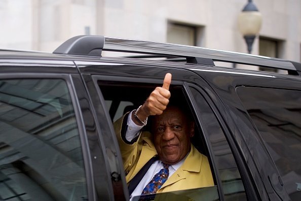 Bill Cosby gives a thumbs up sign while departing the Montgomery County Courthouse | Photo: Getty Images