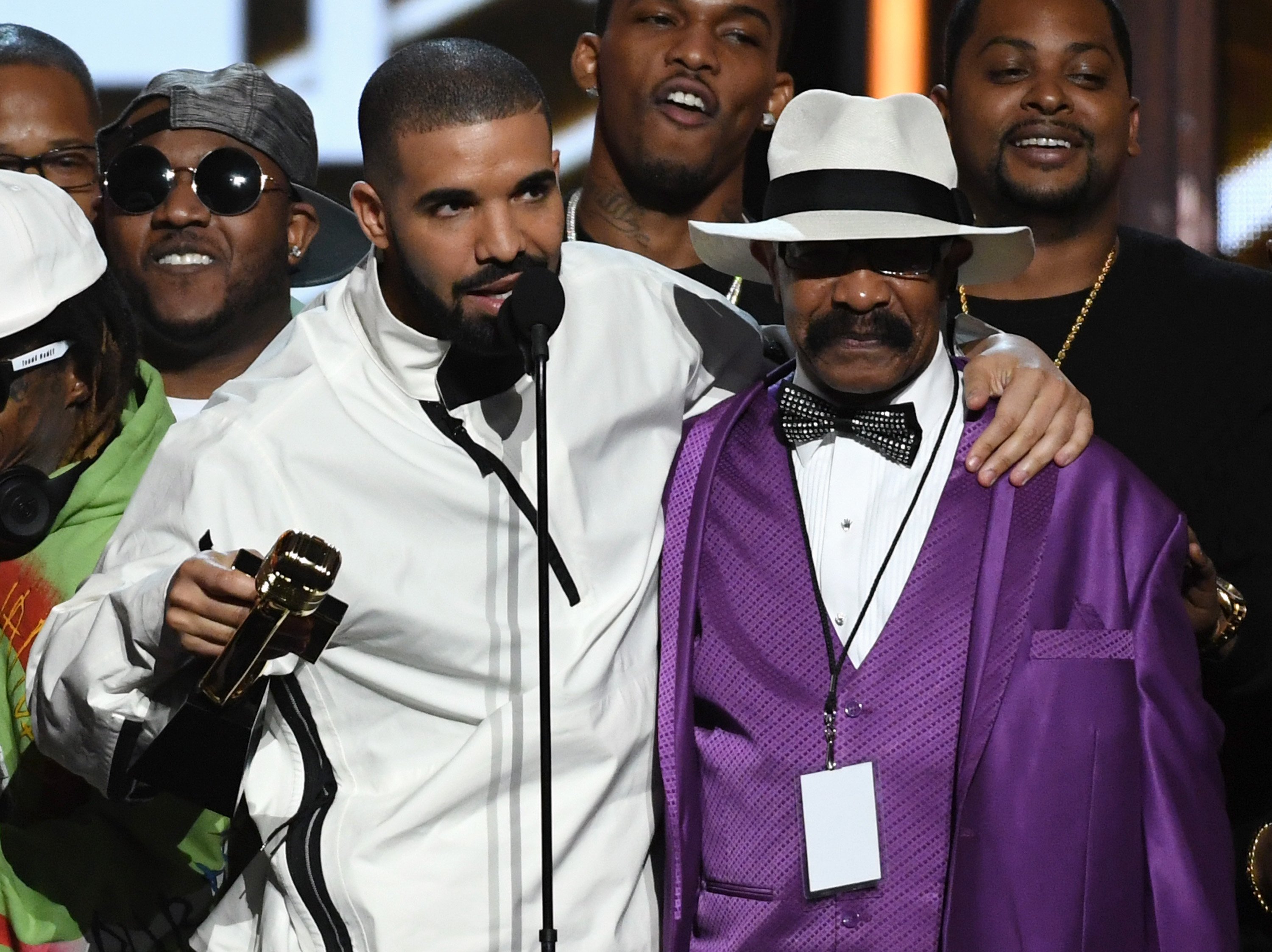 Drake and father Dennis Graham during the 2017 Billboard Music Awards at T-Mobile Arena on May 21, 2017  | Photo: GettyImages