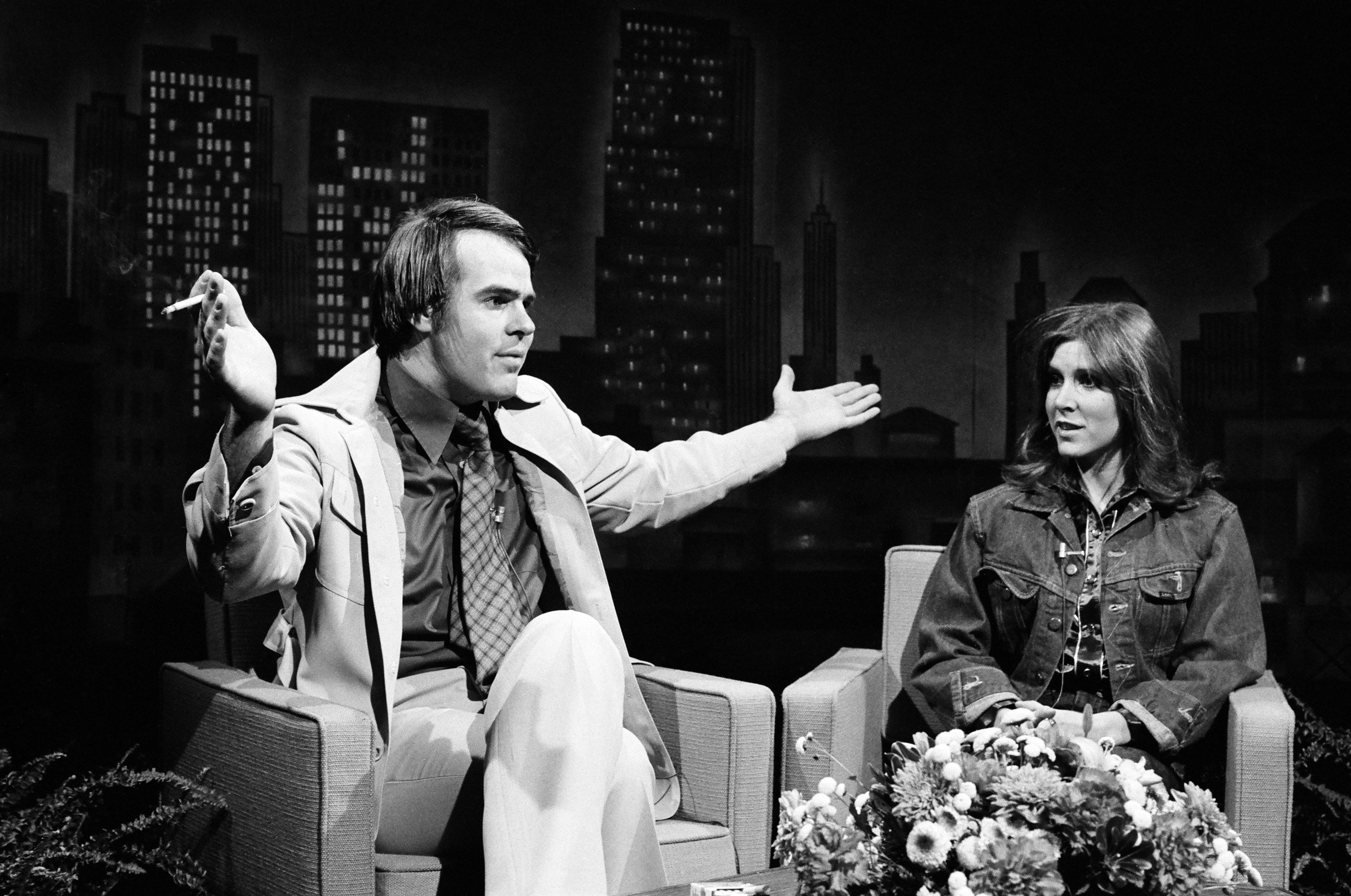 Dan Aykroyd as Tom Snyder, Carrie Fisher as Linda Blair during "Tomorrow" skit on November 18, 1978. | Source: Getty Images 