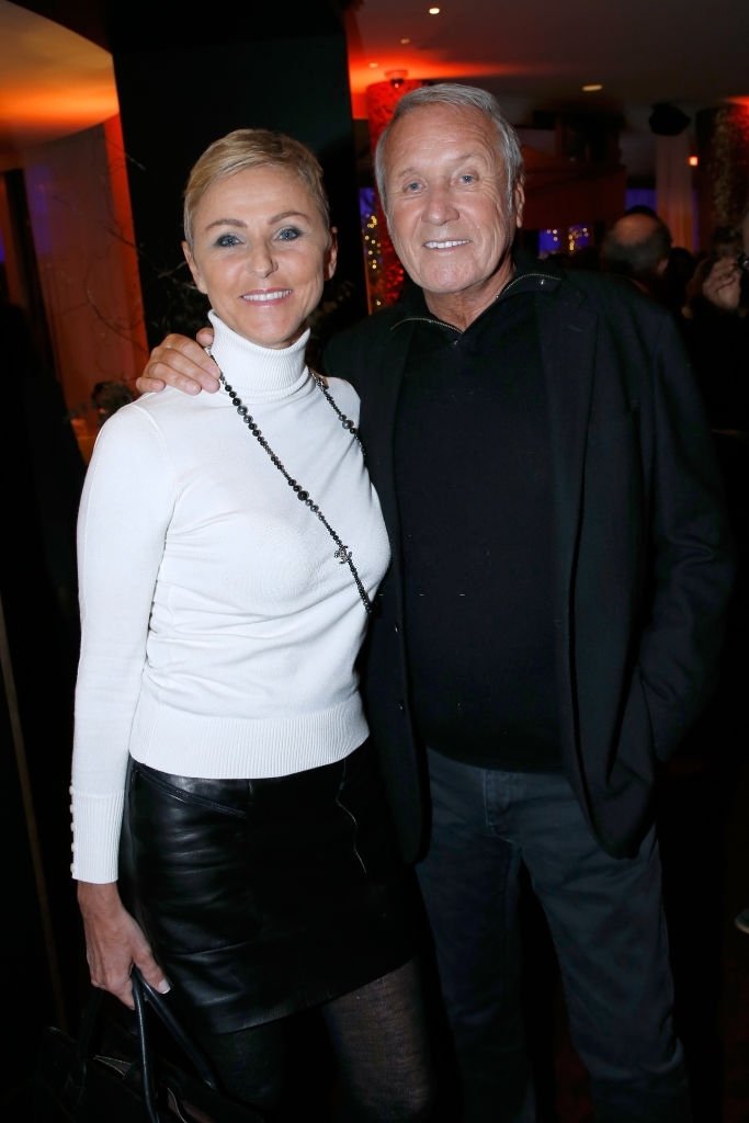PARIS, FRANCE - 27 NOVEMBRE : Yves Rénier et son épouse Karin le 27 novembre 2017 à Paris, France.| Photo : Getty Images