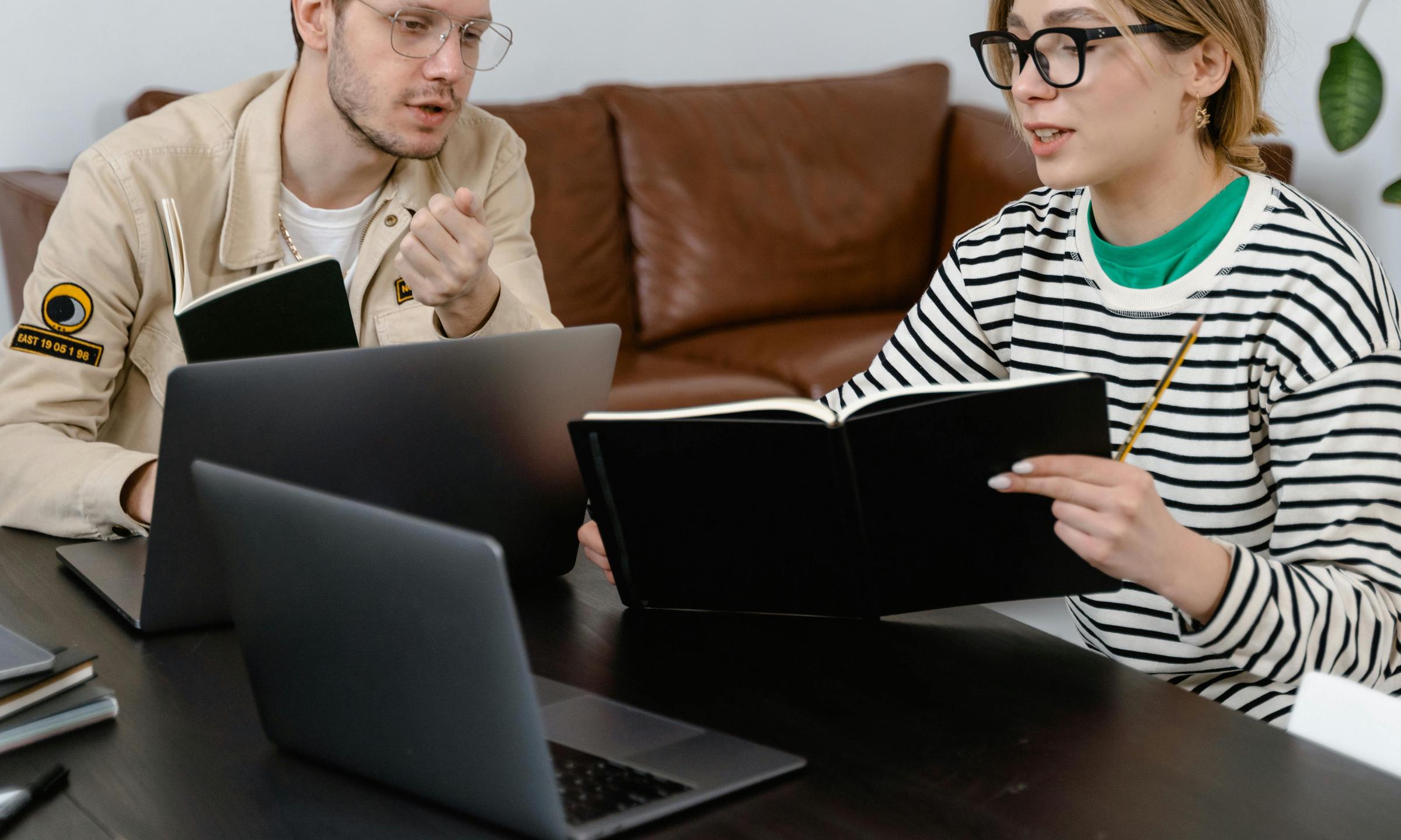 A man and woman appearing to make plans together | Source: Pexels