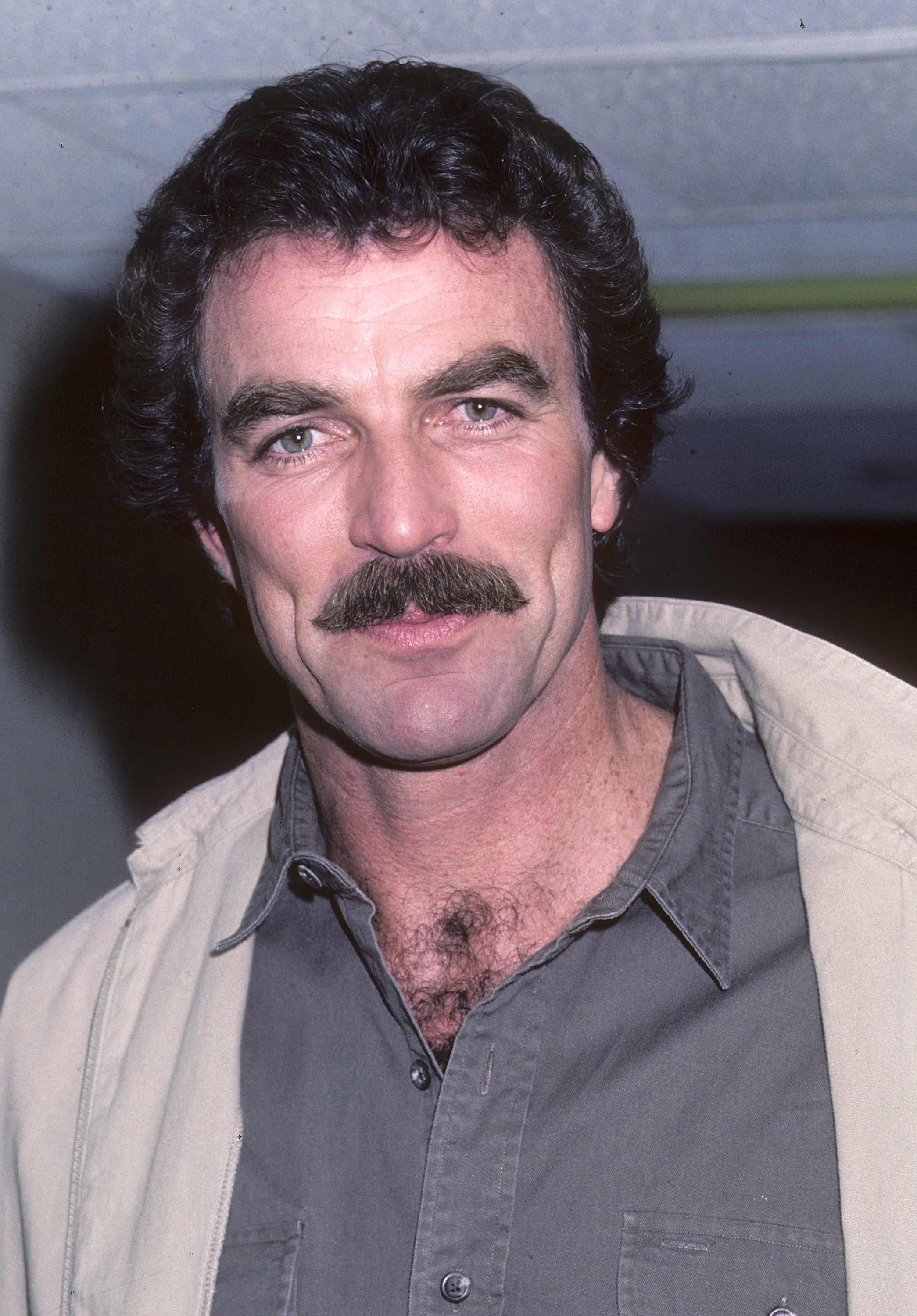 Tom Selleck visits "Late Night with David Letterman" on May 23, 1985, in New York City. | Source: Getty Images