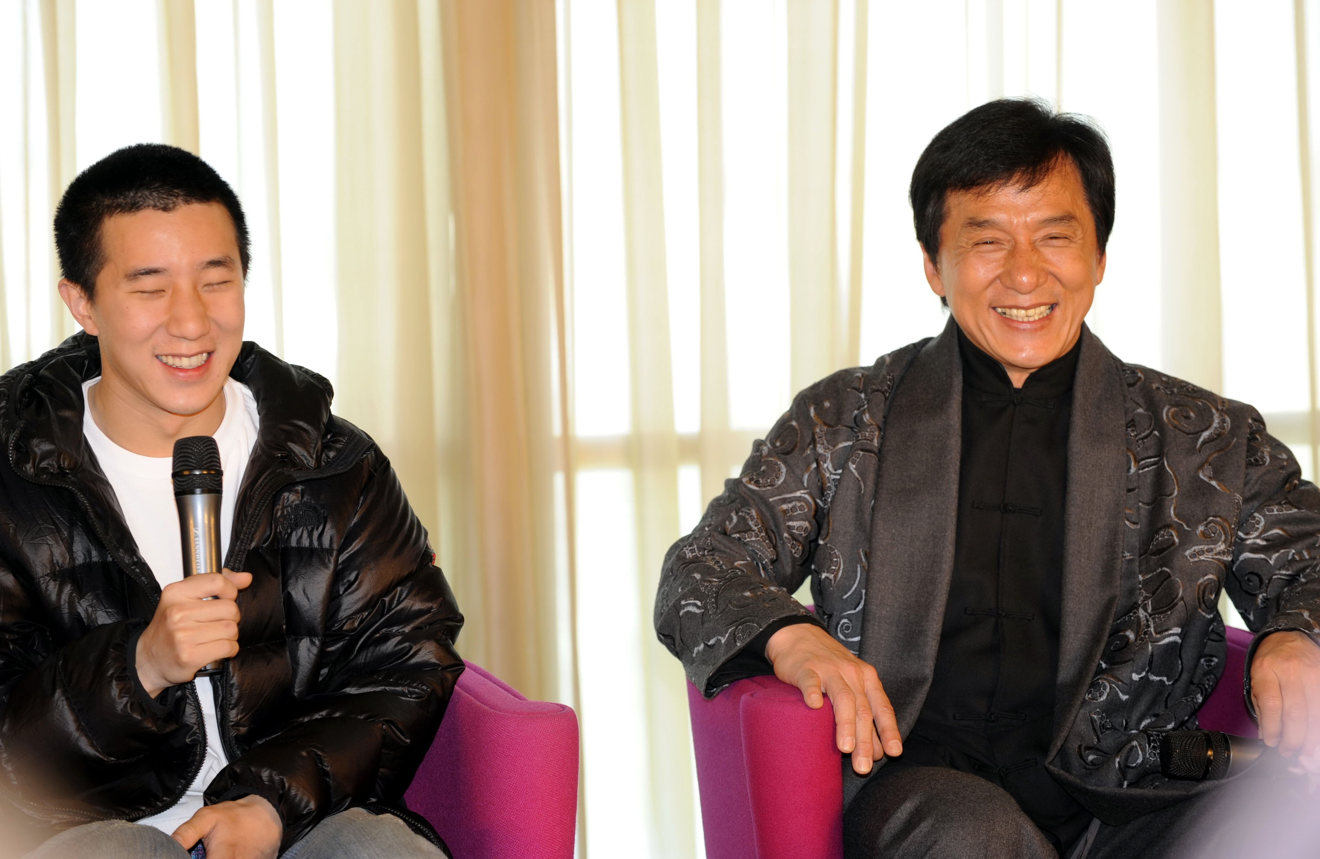 Jackie Chan y su hijo Jaycee Chan asisten a una rueda de prensa el 1 de abril de 2009 en China. | Foto: Getty Images