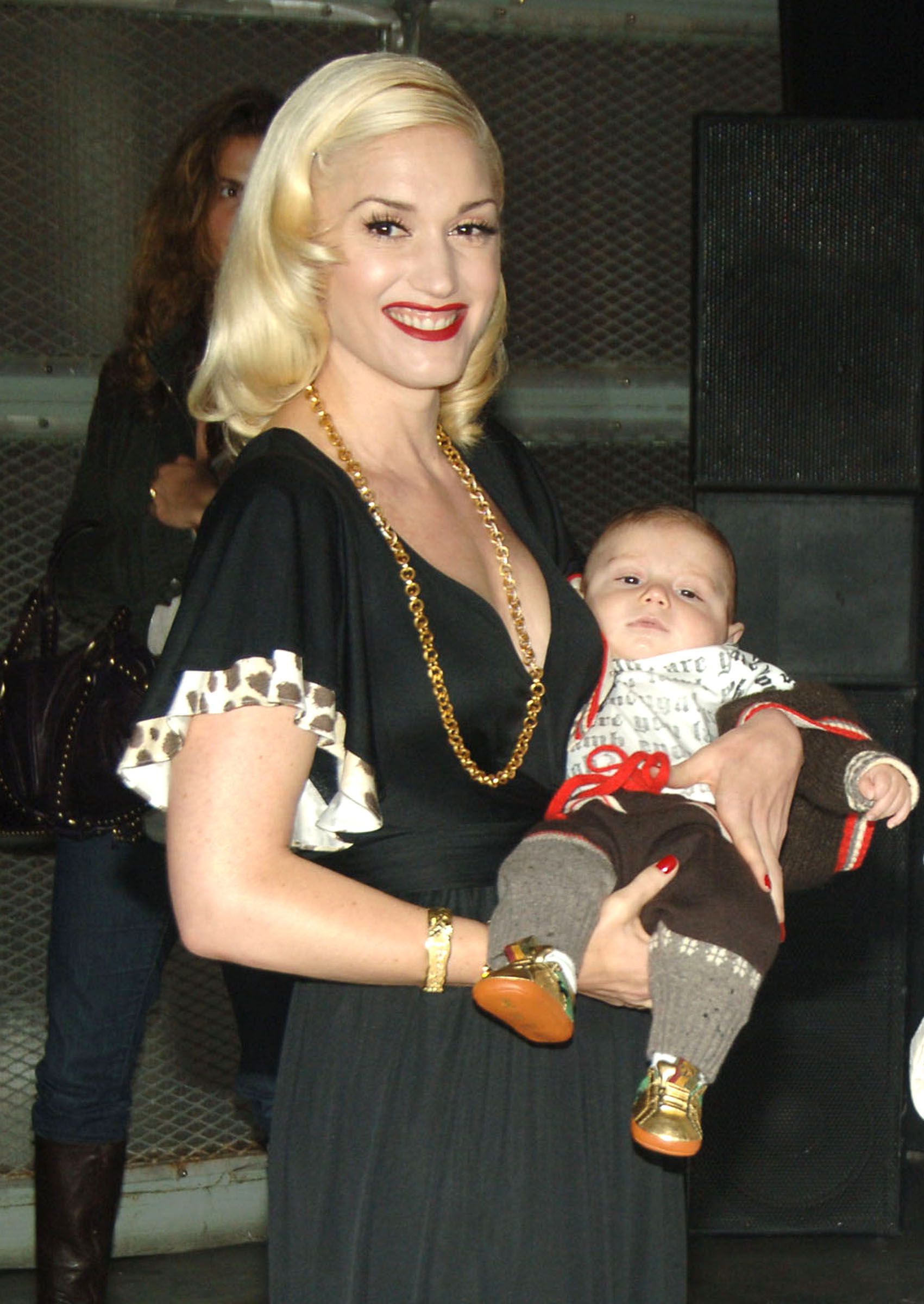 Gwen Stefani backstage with her son Kingston Rossdale at L.A.M.B. Olympus Fashion Week Spring 2007 on September 15, 2006 | Source: Getty Images