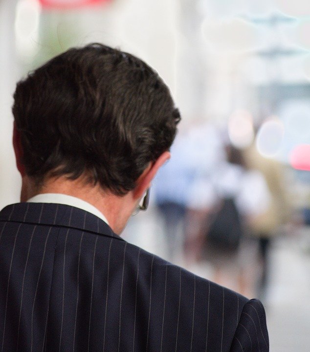 Back view of a man walking away | Photo: Pixabay