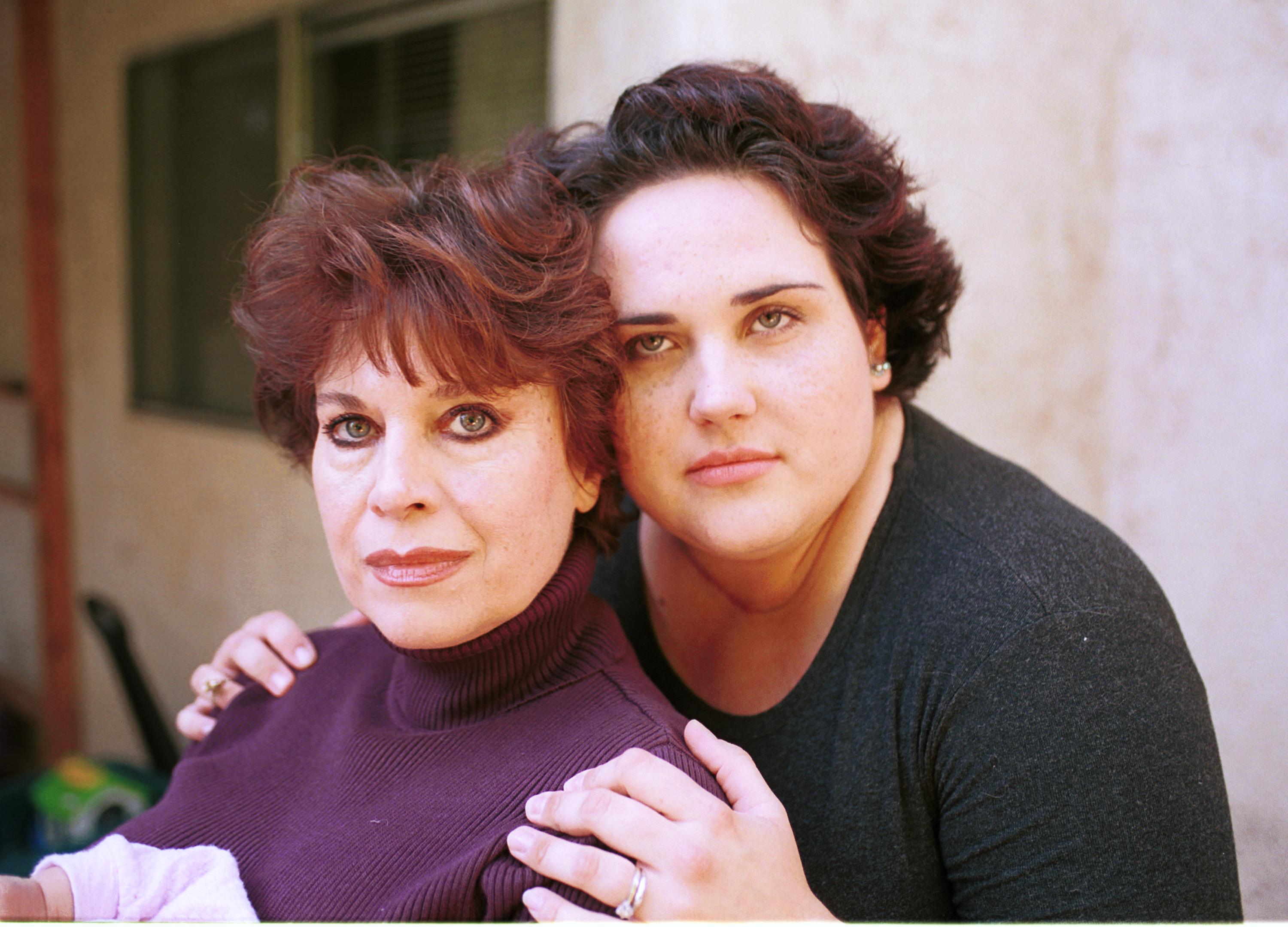 Actress Lana Wood posing with her daughter Evan Maldonado on September 28, 2000 in Thousand Oaks, California | Source: Getty Images