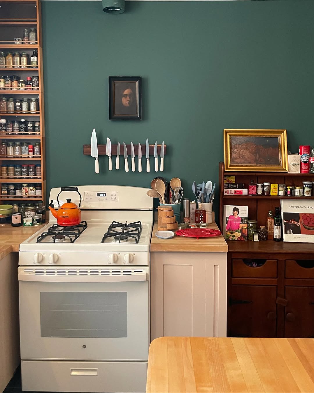 Drew Barrymore's kitchen from a post dated August 30, 2021. | Source: Instagram/drewbarrymore