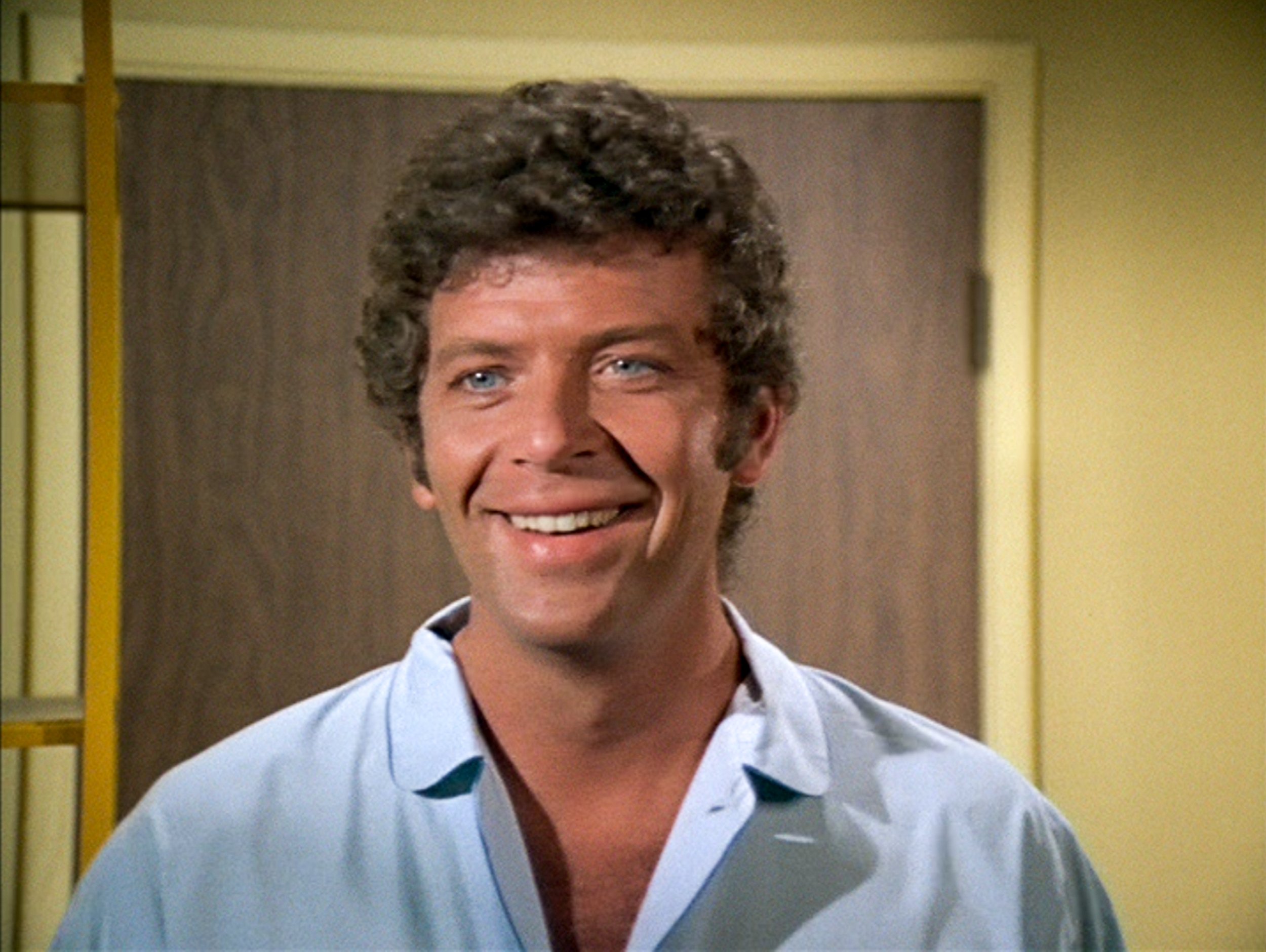 Robert Reed as Mike Brady in THE BRADY BUNCH episode, "Pass The Tabu." Original air date September 29, 1972. Image is a screen grab.| Source: Getty Images