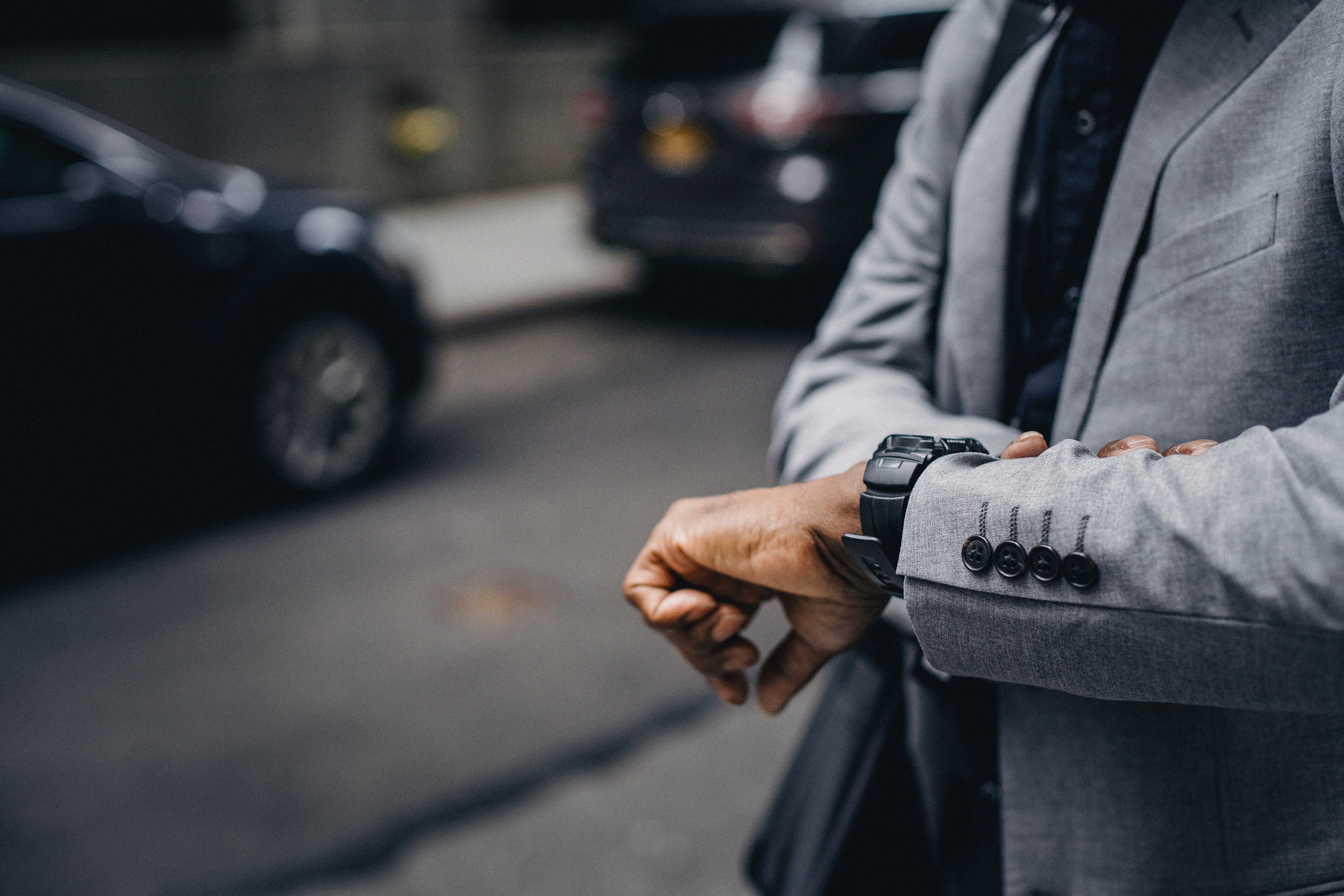 Stan was constantly checking his watch, afraid he wouldn't reach the airport on time | Photo: Pexels