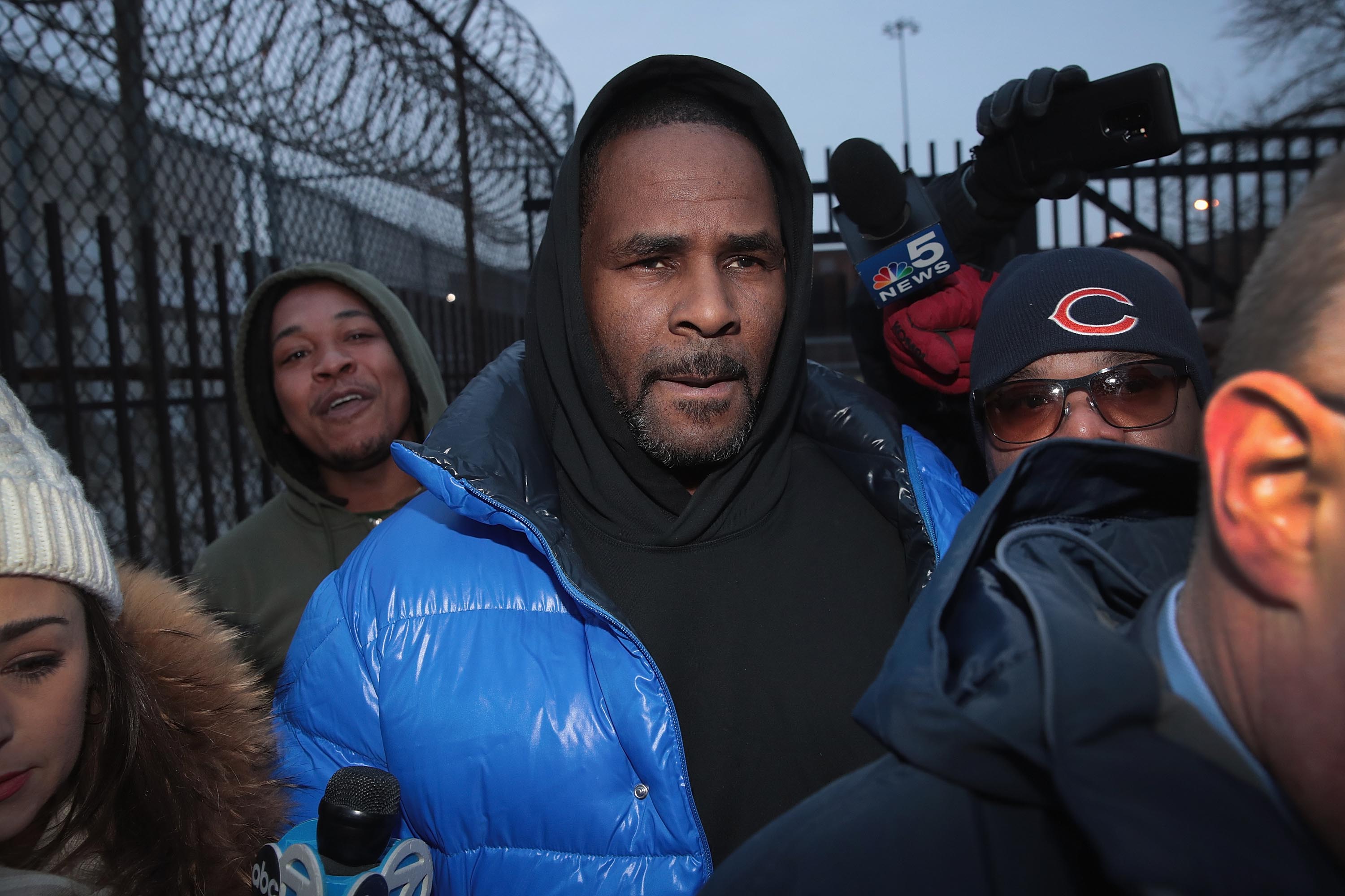 R. Kelly leaves the Cook County jail after posting bail on Feb. 25, 2019 in Chicago | Photo: Getty Images