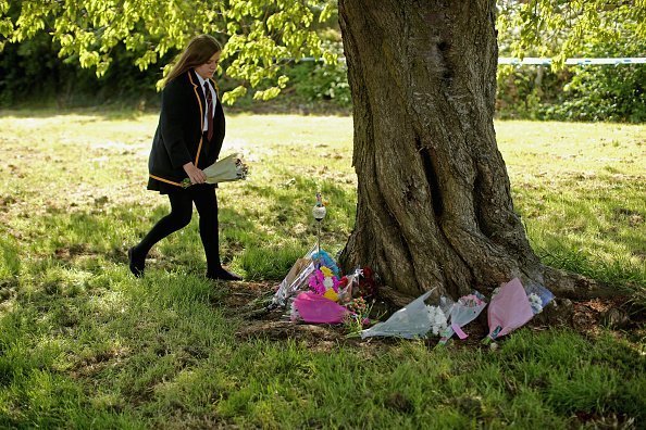 A local schoolgirl lays flowers where Amber Peat’s body was found on June 3, 2015 in Mansfield, England.| Photo: Getty Images