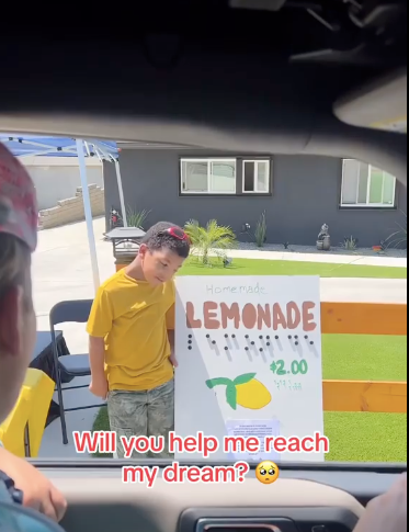 Grayson standing next to his lemonade stand | Source: Facebook.com/ Charlie Rocket