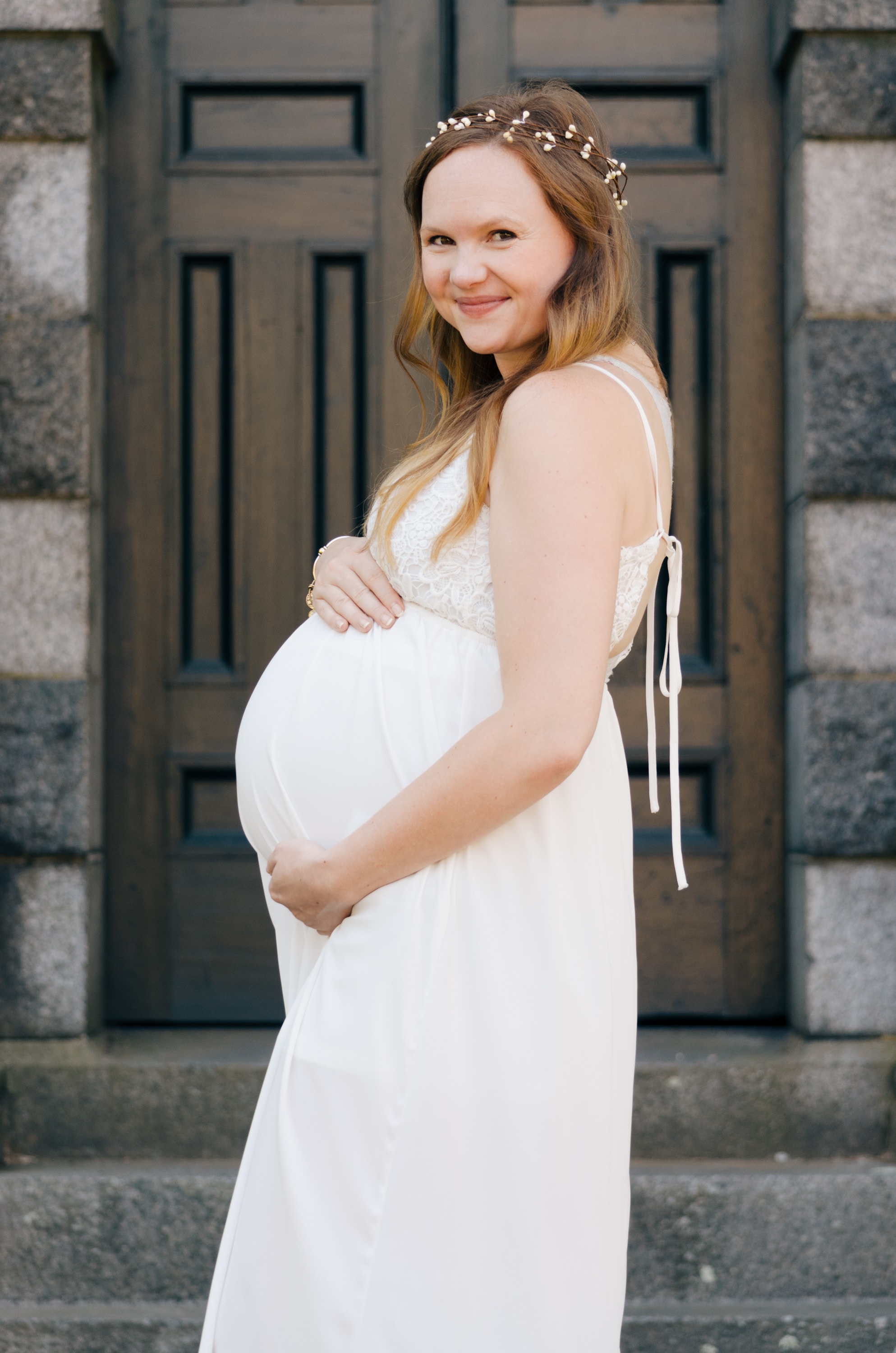 A happy pregnant woman holds her baby bump | Source: Unsplash