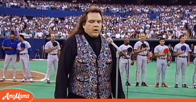 Meat Loaf sings "The Star-Spangled Banner" prior to the All-Star Game in Pittsburgh in 1994 | Photo: YouTube.com/MLB 