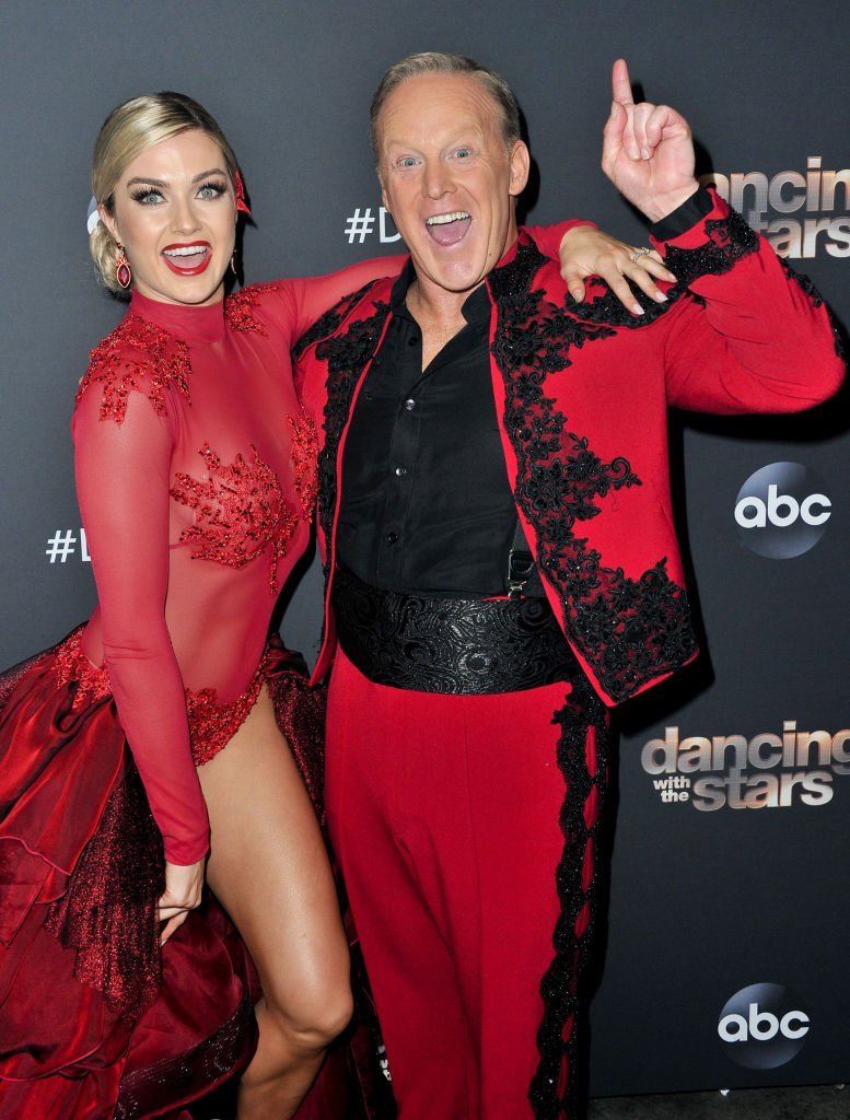 indsay Arnold and Sean Spicer pose for a photo after the "Dancing With The Stars" Season 28 show at CBS Televison City. | Photo: Getty Images