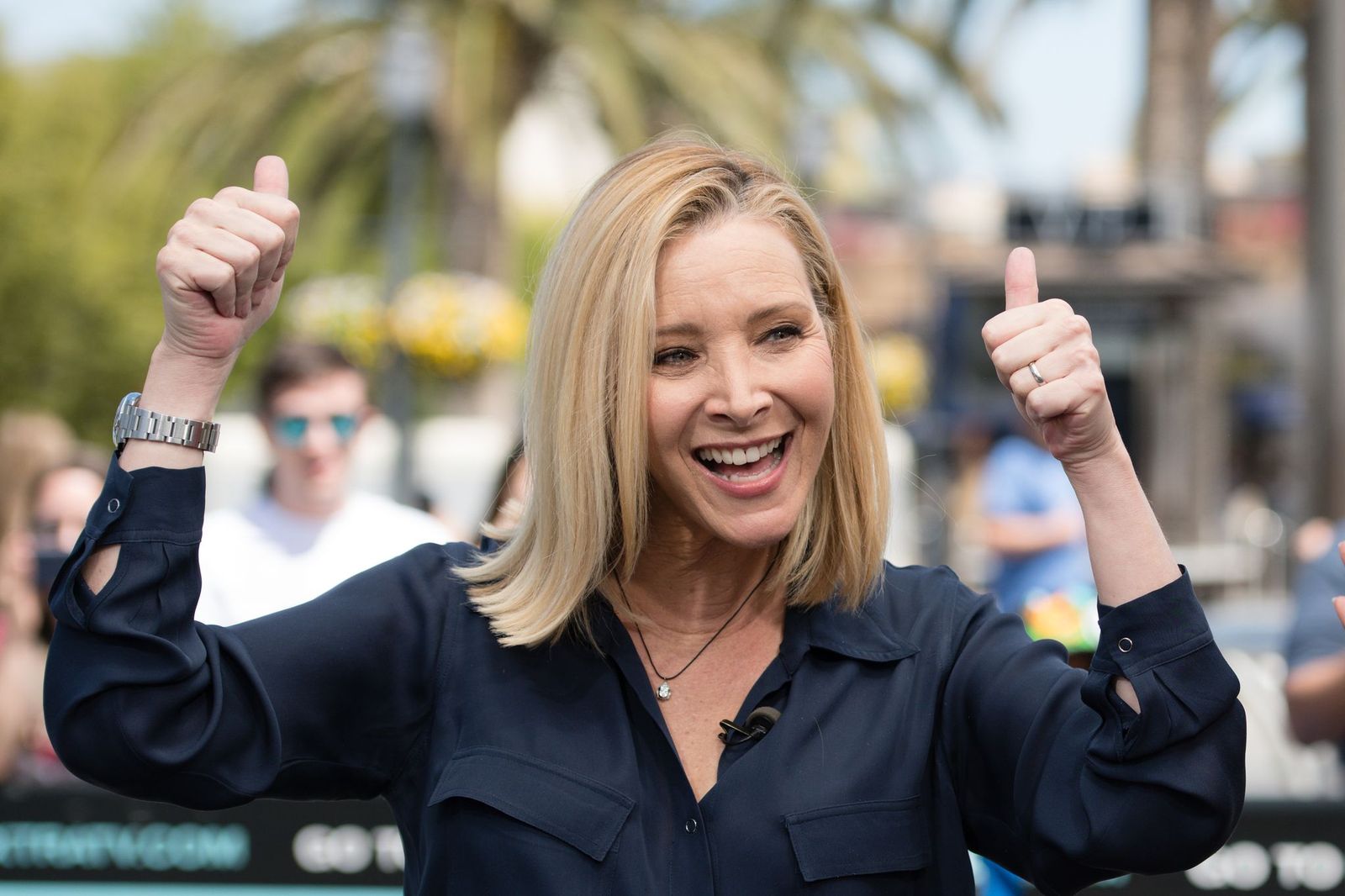 Lisa Kudrow visite "Extra" à Universal Studios Hollywood le 09 avril 2019 à Universal City, Californie. | Photo : Getty Images Lisa Kudrow visite "Extra" à Universal Studios Hollywood le 09 avril 2019 à Universal City, Californie. | Photo : Getty Images