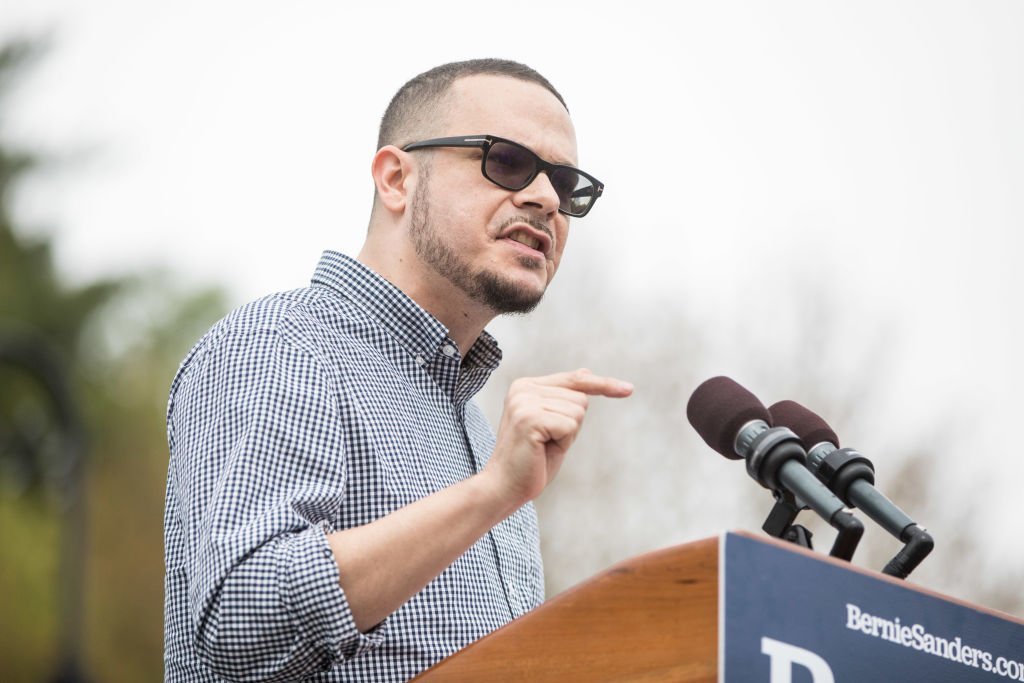 Shaun King introduces Democratic presidential candidate Bernie Sanders during a rally in the capital of his home state of Vermont | Photo: Getty Images