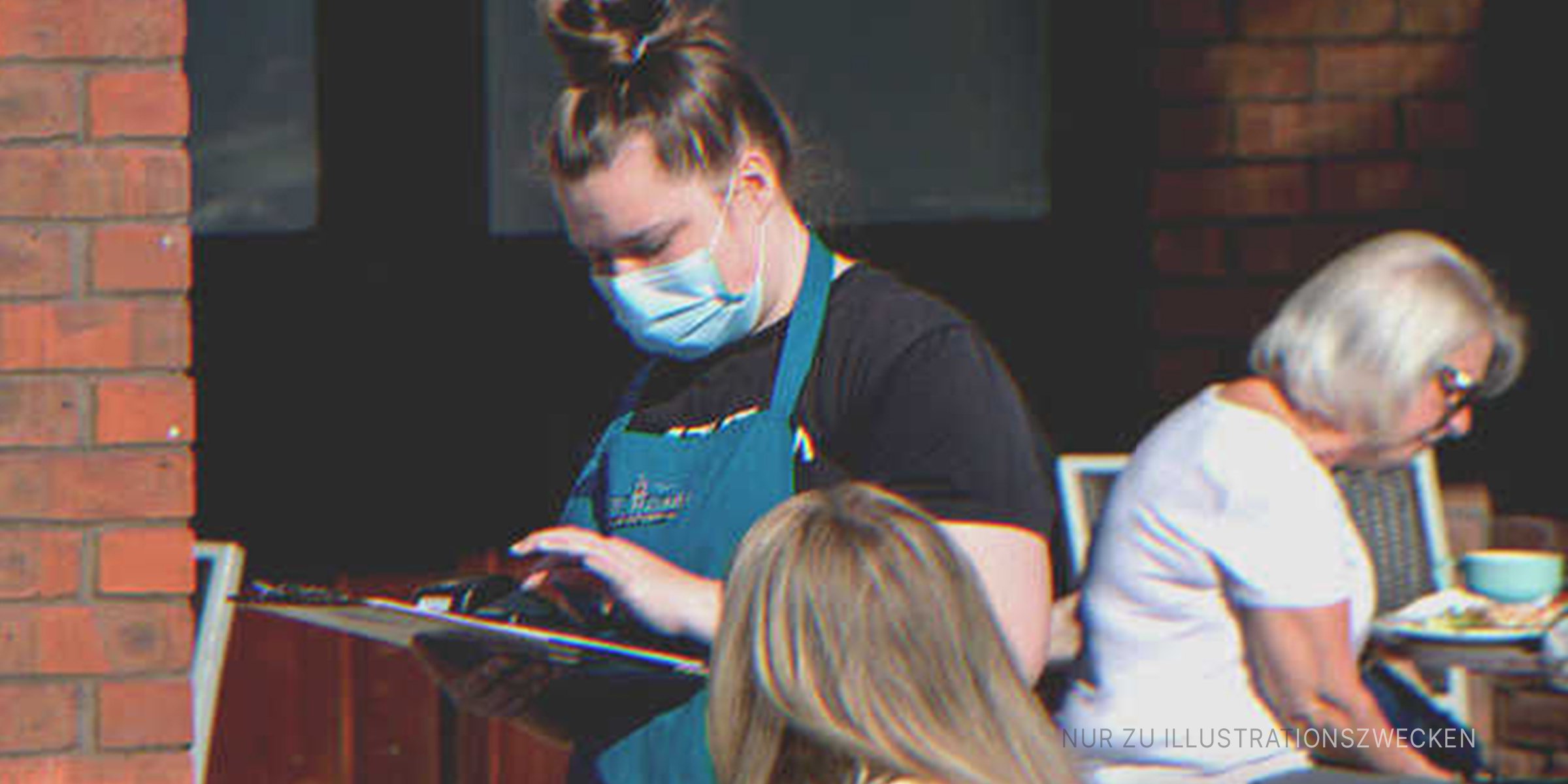 Eine Kellnerin nimmt eine Bestellung auf. | Quelle: Shutterstock