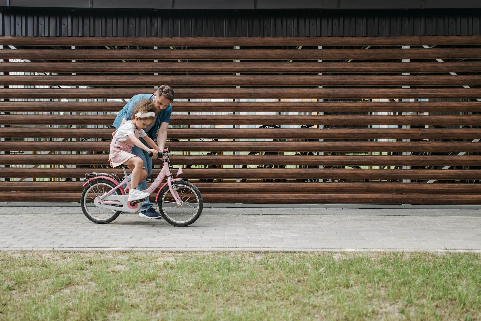 A little girl learning how to ride a bicycle | Source: Pexels