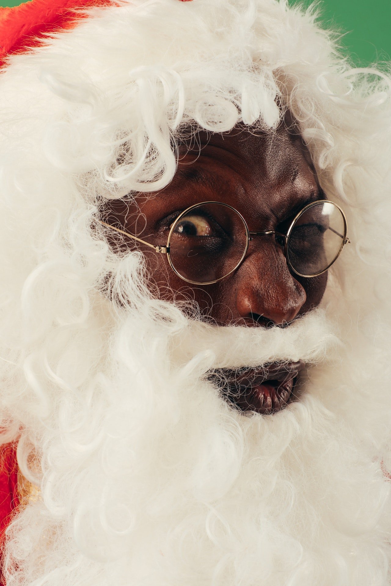 Officer Henning dressed as Santa to surprise Chris's family. | Source: Pexels