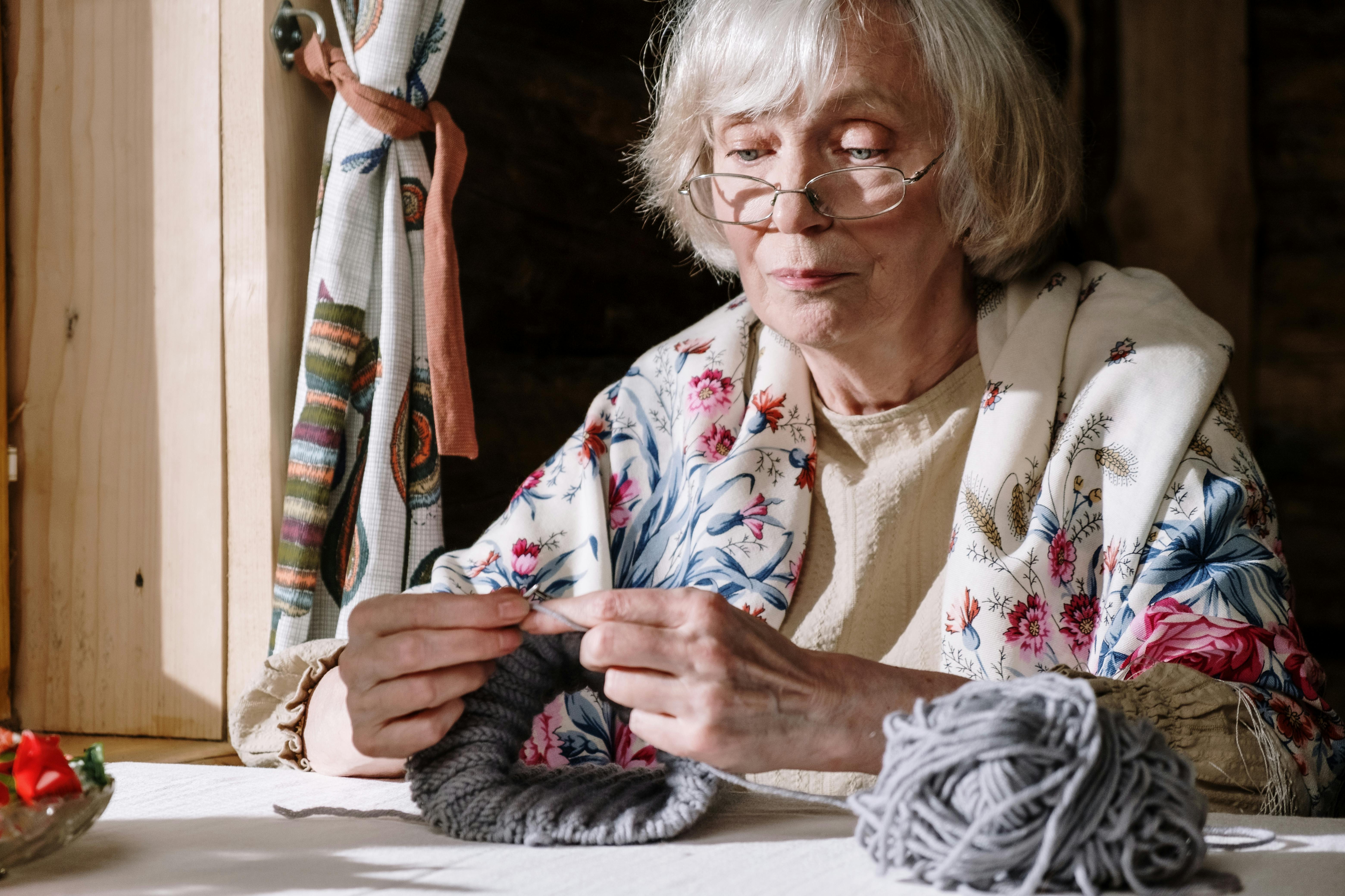 A senior woman knitting | Source: Pexels