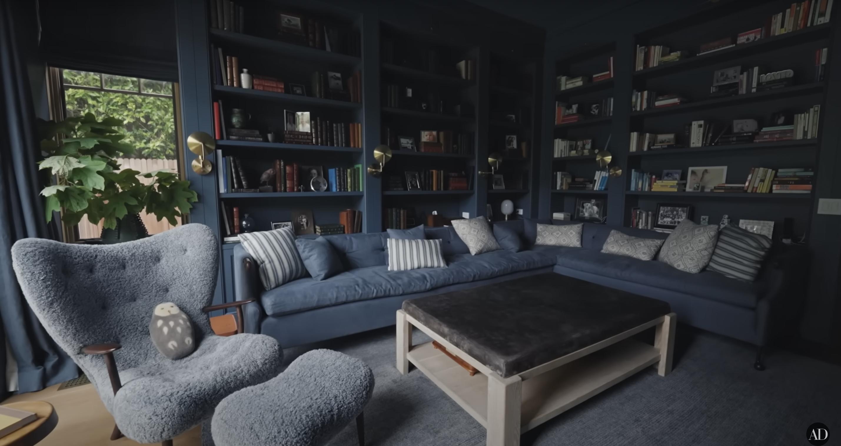 Jennifer Garner's library, dated September 3, 2024 | Source: YouTube/@Archdigest