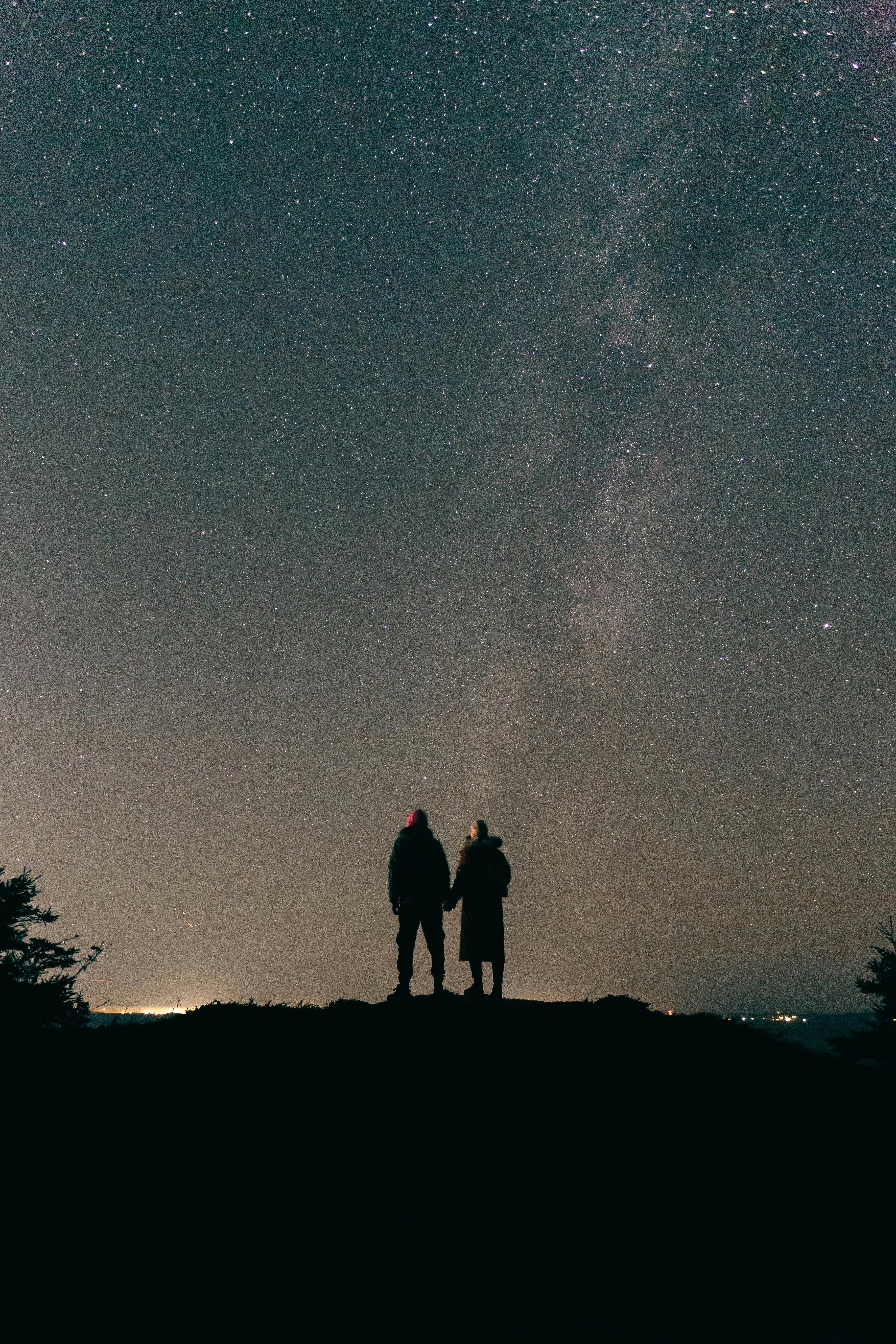 A couple under the stars | Source: Pexels