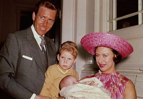 Antony Armstrong-Jones, David Armstrong-Jones, Lady Sarah Chatto, and Princess Margaret at Kensington Palace in 1964. | Photo: Getty Images