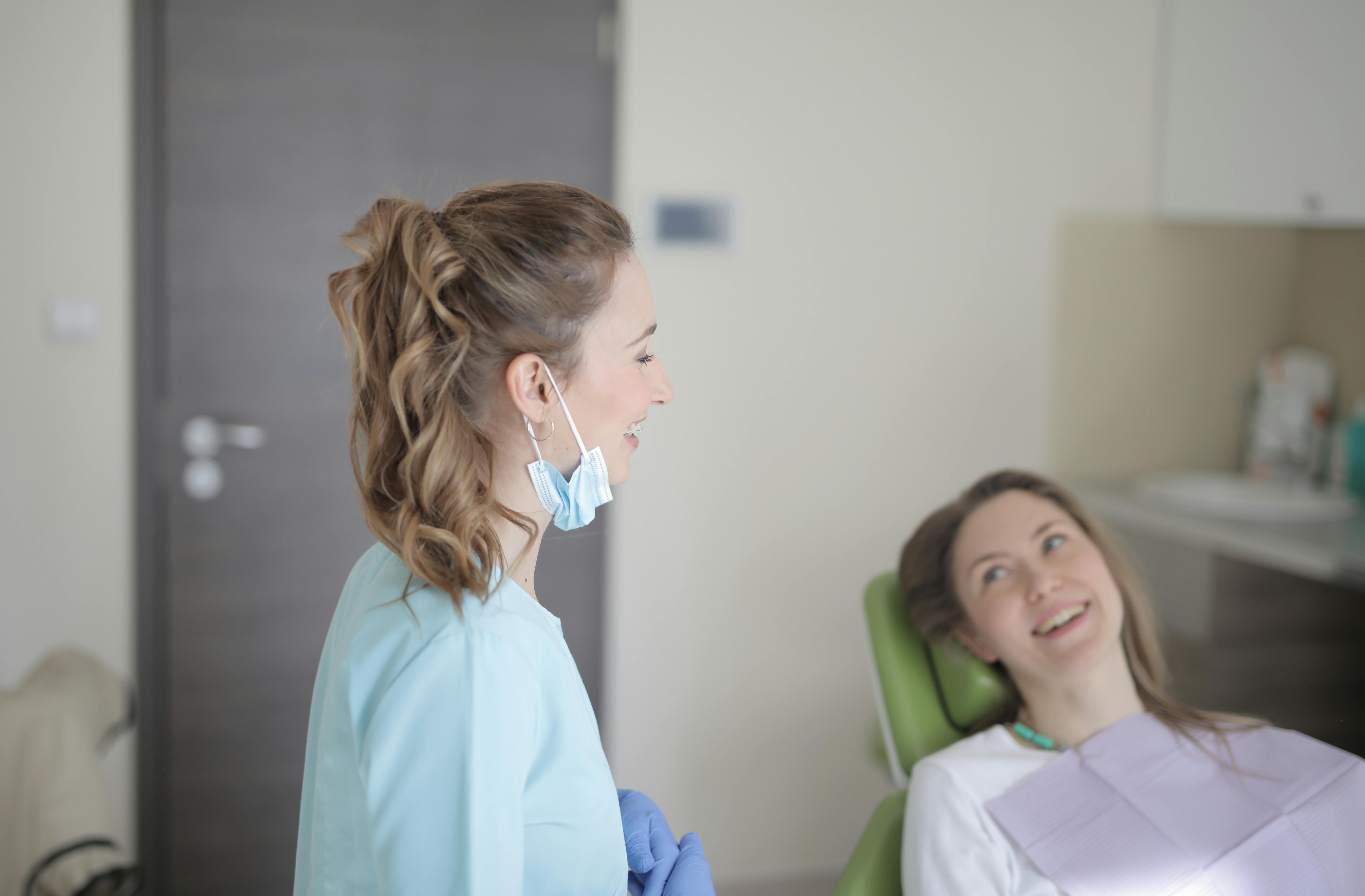 A doctor with a patient | Source: Pexels