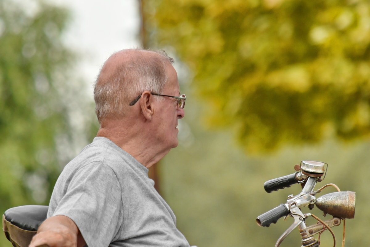 Anciano sobre una vieja motocicleta. | Foto: Pixnio