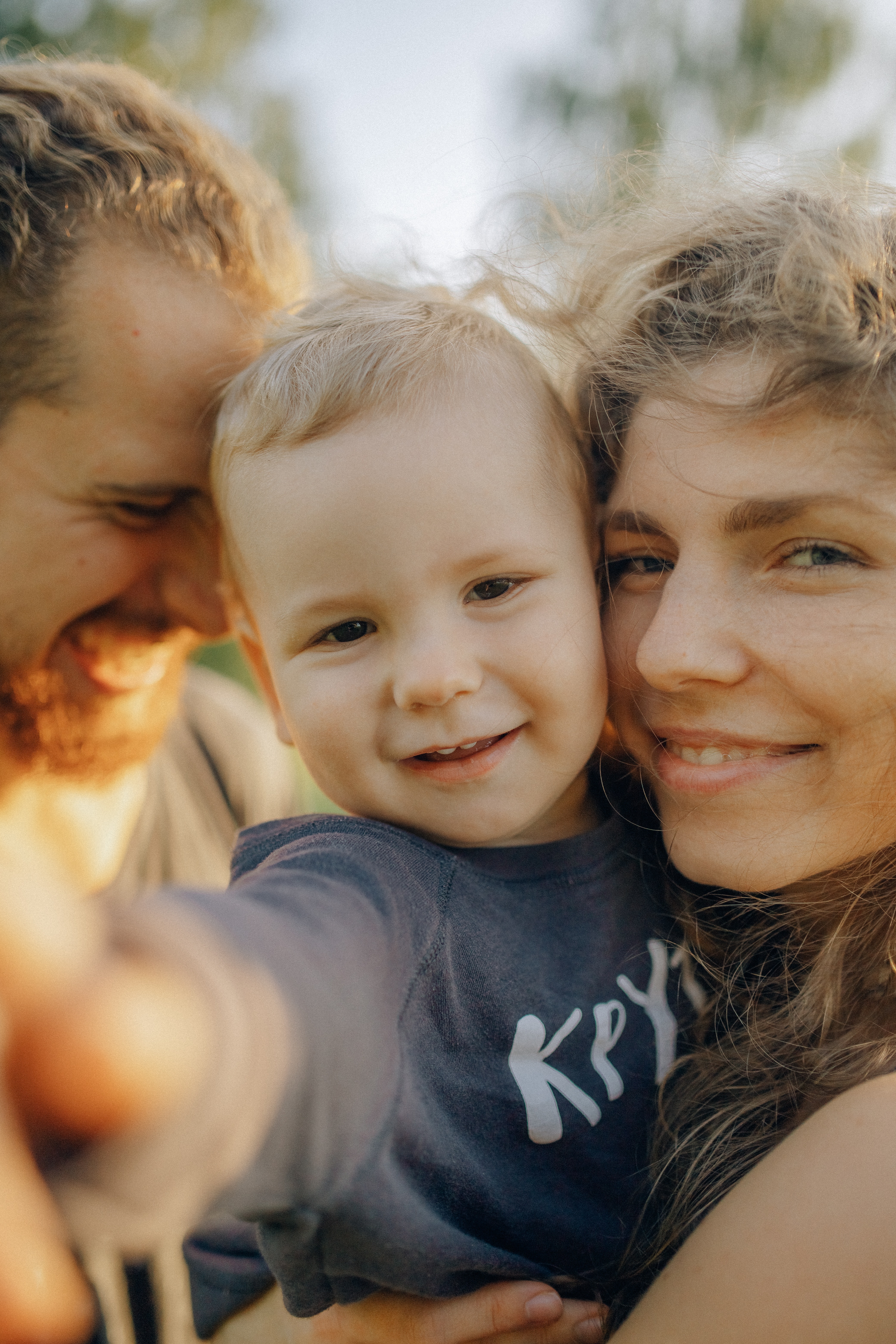 A couple with a little boy | Source: Pexels