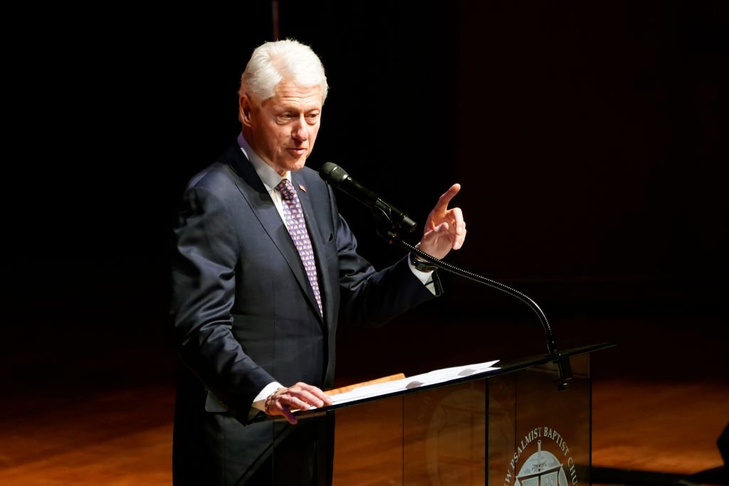 El presidente Bill Clinton en los servicios funerarios del fallecido Elijah Cummings (D-MD) en la New Psalmist Baptist Church el 25 de octubre de 2019 en Baltimore, Maryland. | Foto: Getty Images El presidente Bill Clinton en los servicios funerarios del fallecido Elijah Cummings (D-MD) en la New Psalmist Baptist Church el 25 de octubre de 2019 en Baltimore, Maryland. | Foto: Getty Images