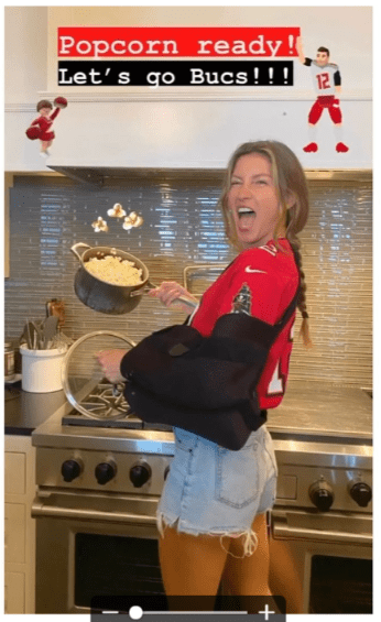 A photo of Gisele Bundchen in the kitchen making Popcorn. | Photo: Instagram/@gisele 