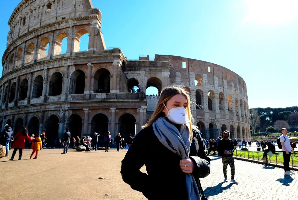 Une touriste portant son masque anti-covid. ǀ Source : Getty Images