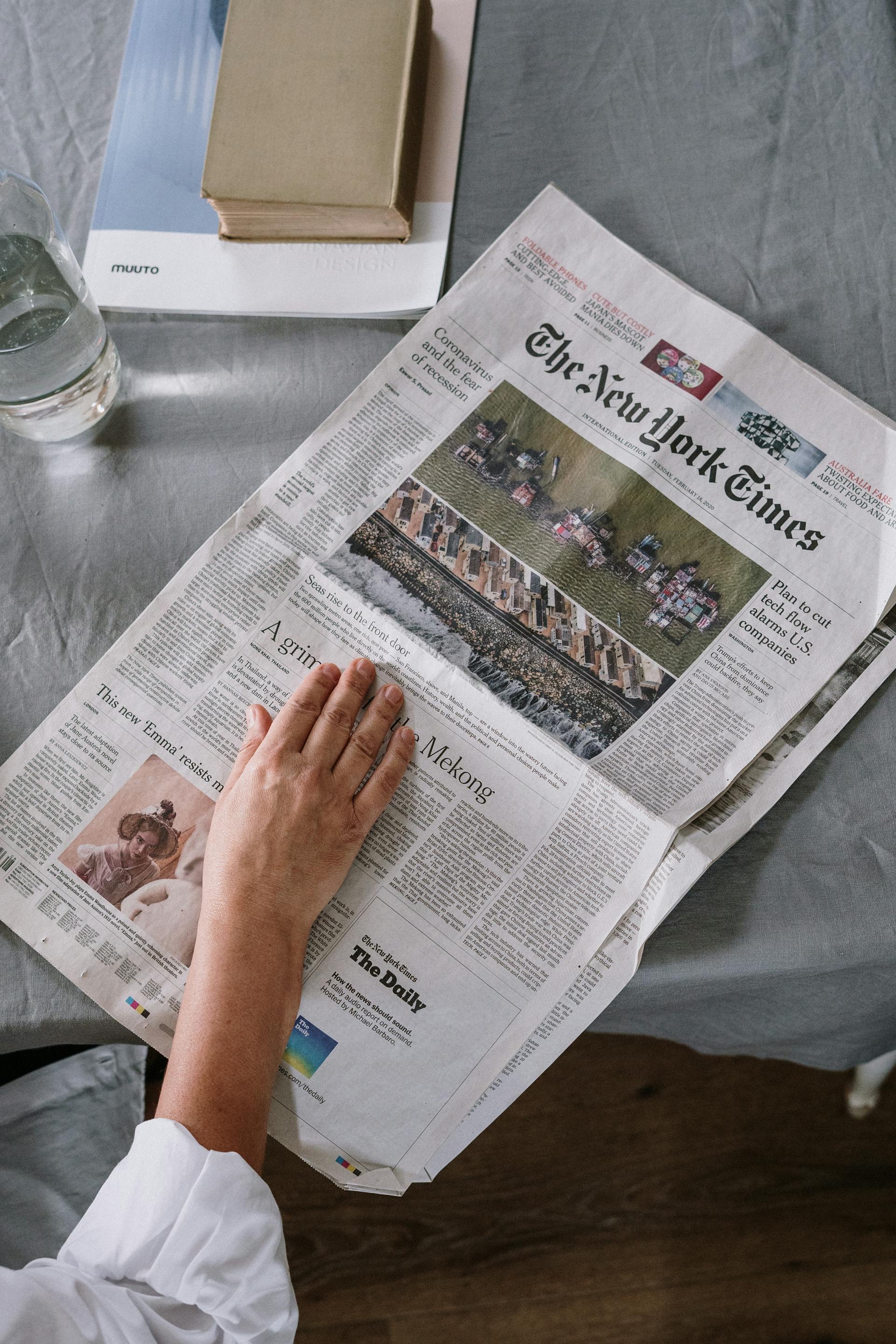 A person reading a newspaper | Source: Pexels