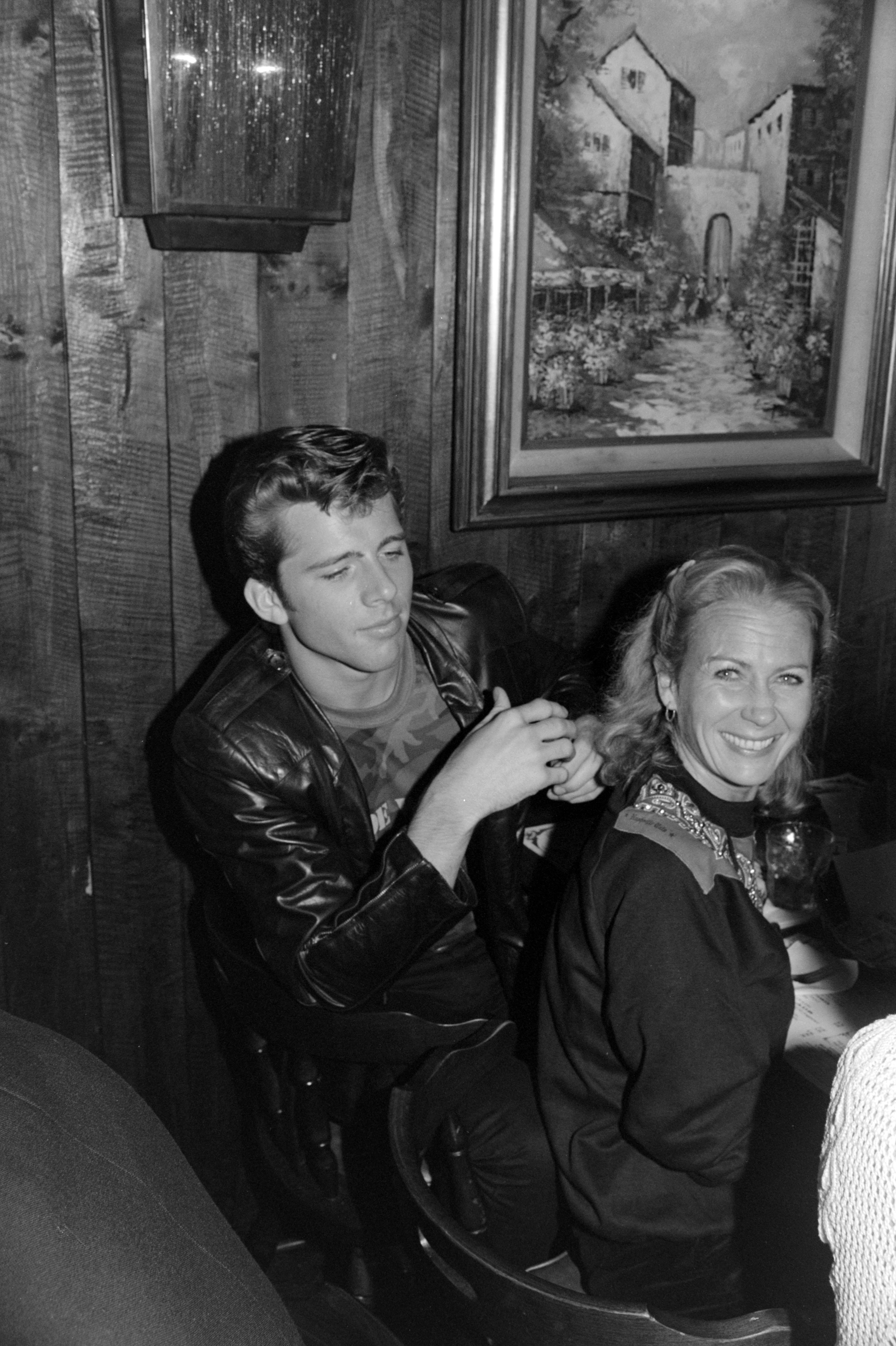 Maxwell Caulfield and the actress at a Tony Roma's restaurant on November 17, 1981, in Los Angeles, California. | Source: Getty Images