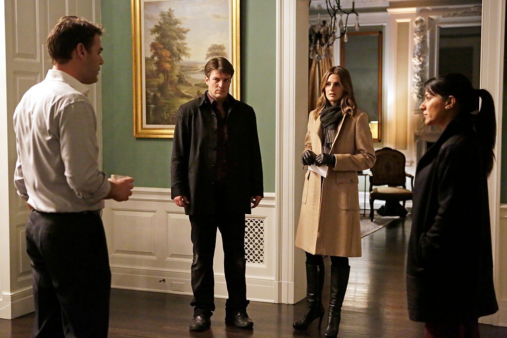 Ivan Sergei, Nathan Fillion, Stana Katic and Suleka Mathew on an episode of "Castle" on December 3, 2014 | Photo: Getty Images