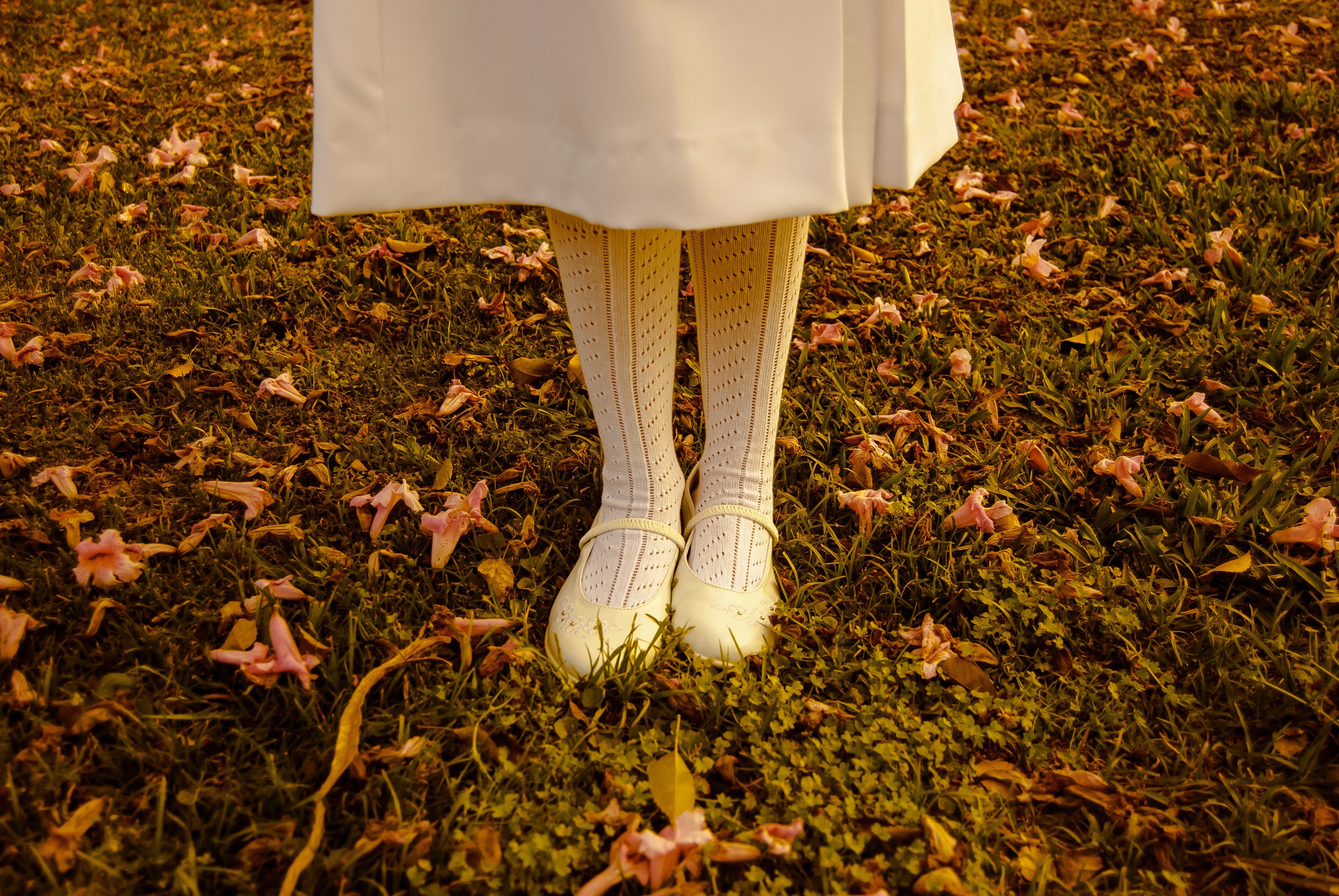 Niña con vestido y zapatos blancos. | Foto: Unsplash