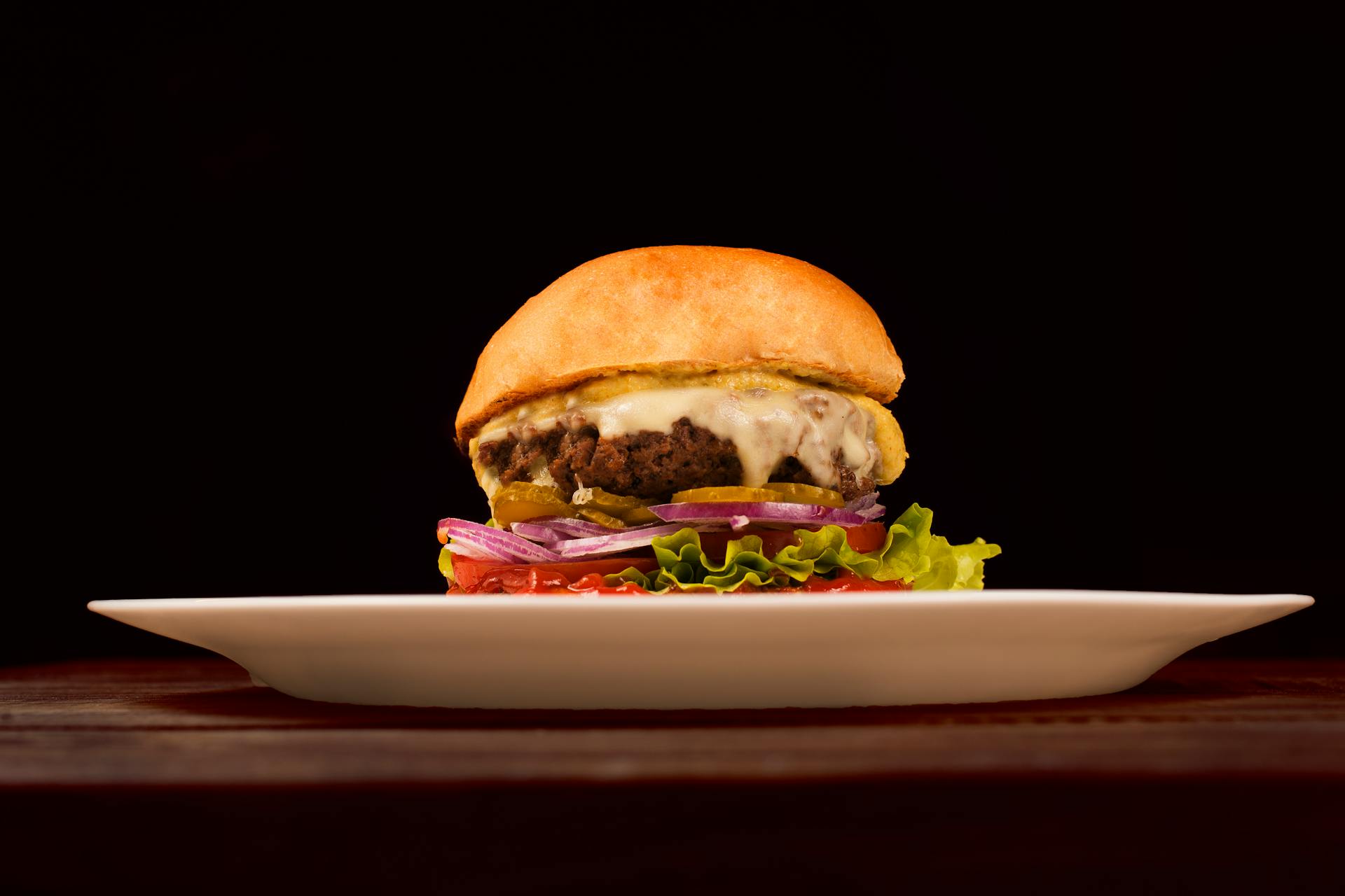 A cheeseburger. | Source: Pexels