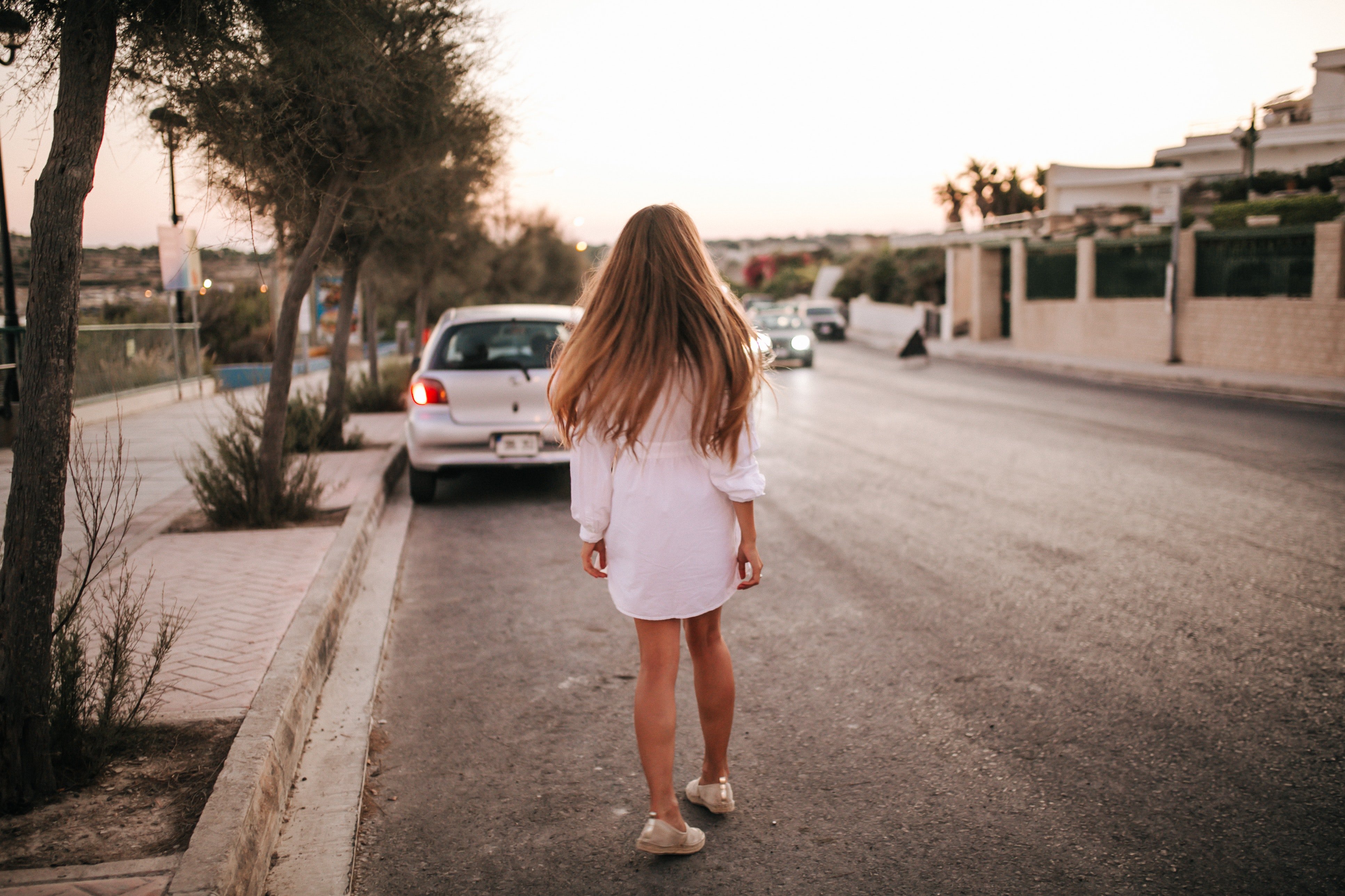 Eine Frau, die auf einer verlassenen Straße spazieren geht | Quelle: Pexels