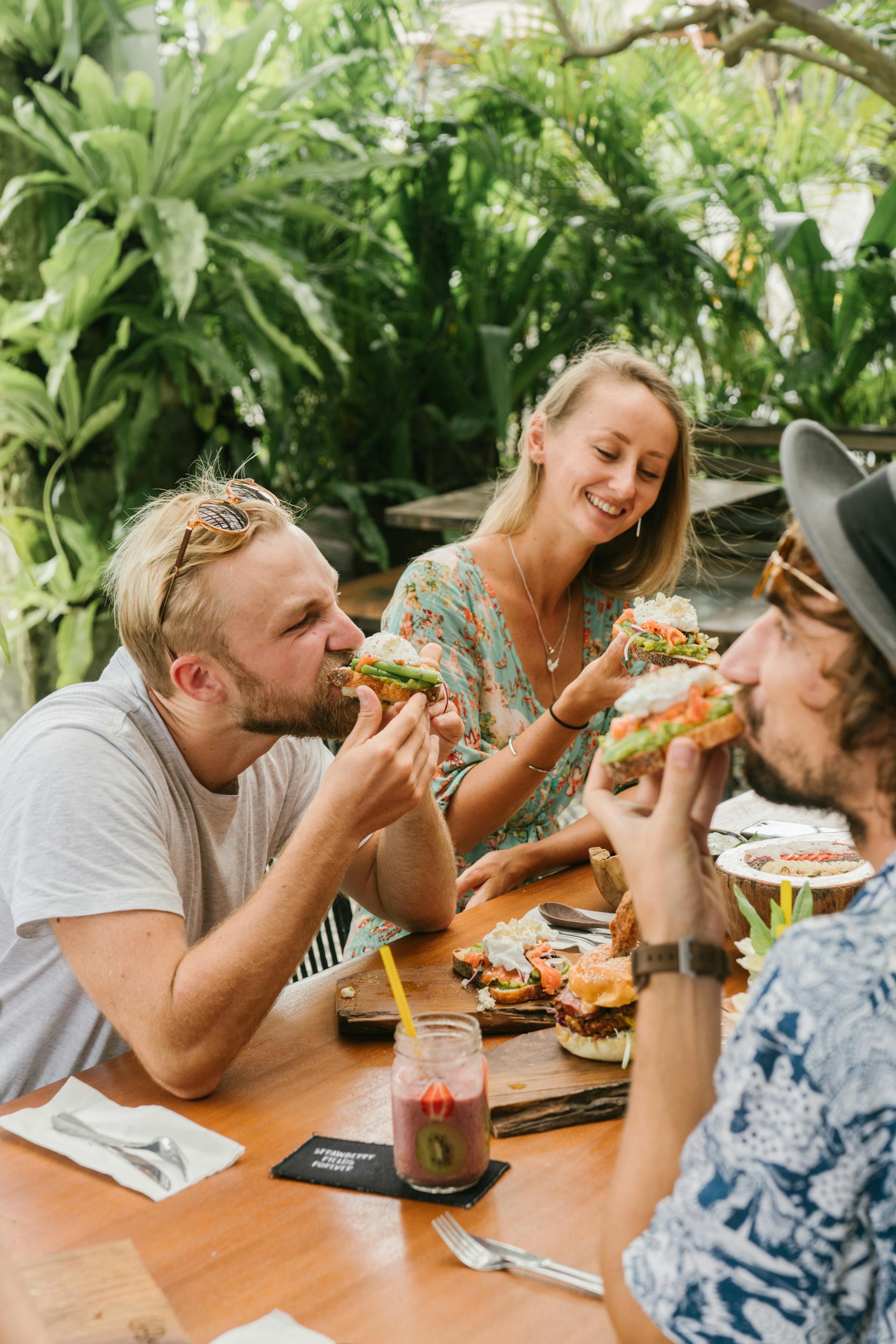 Friends eating at a restaurant | Source: Pexels