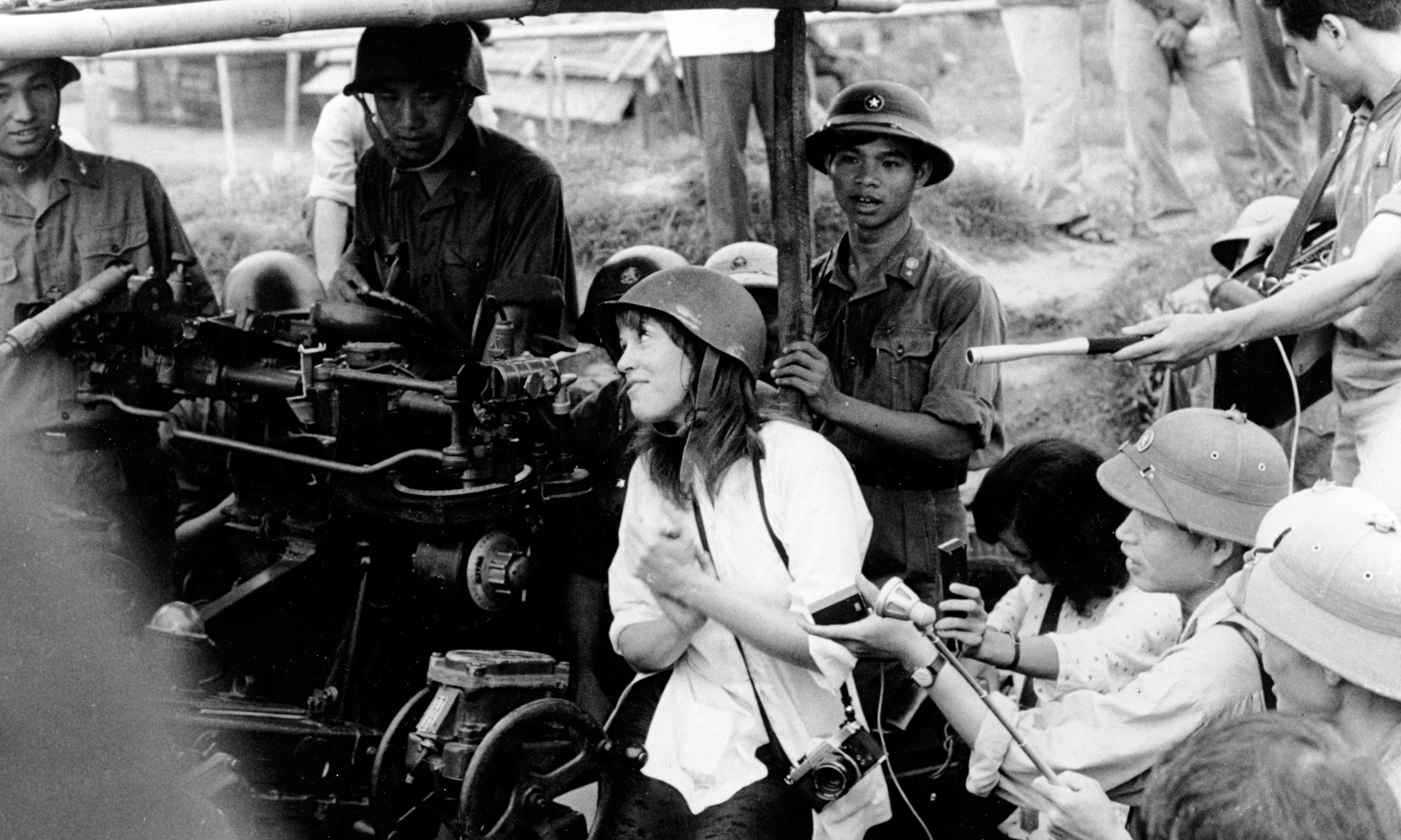 Jane Fonda speaks to soldiers at a park in Vietnam in 1972. | Source: Flickr.