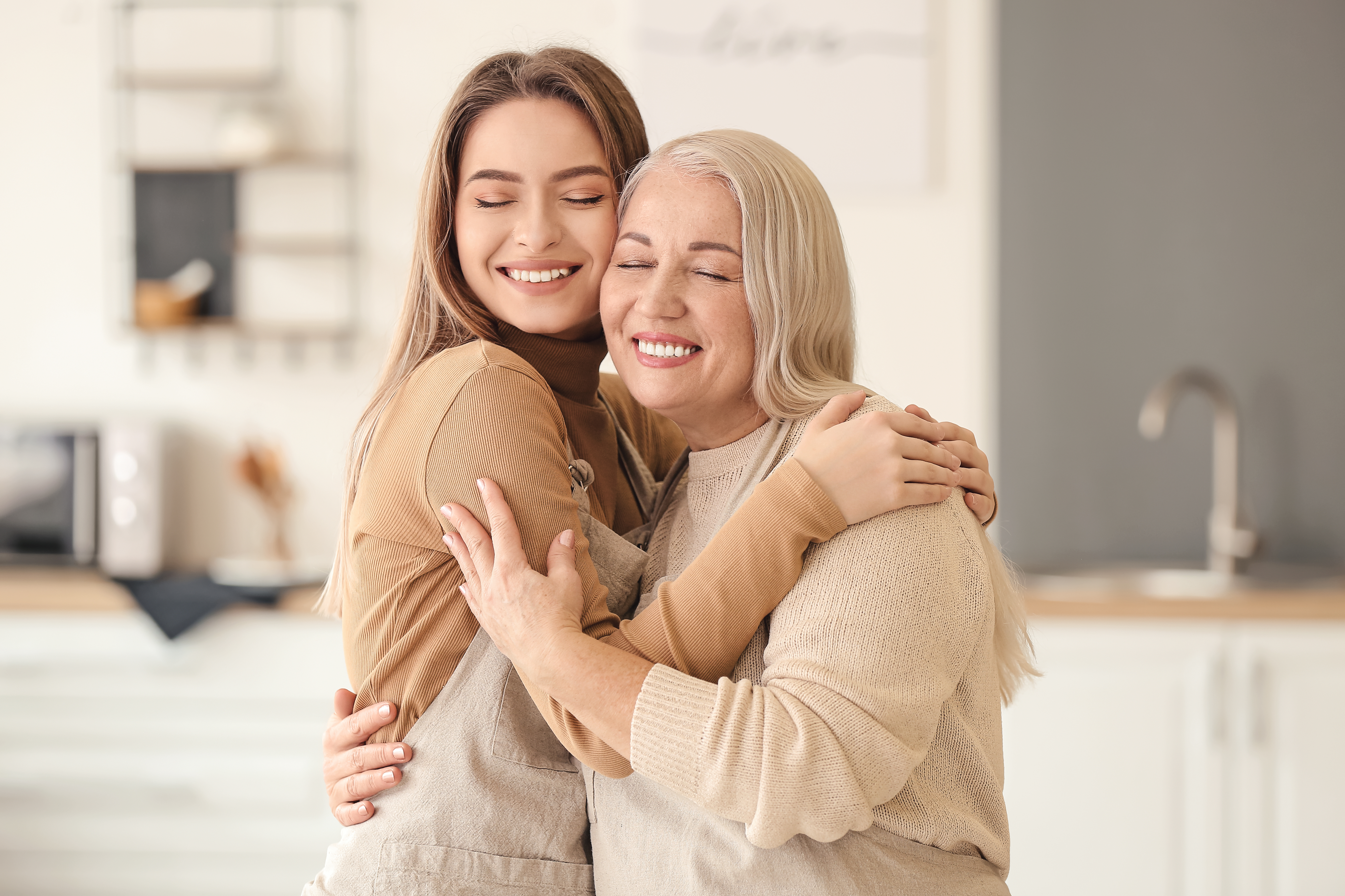 A woman hugging her senior mom | Source: Shutterstock