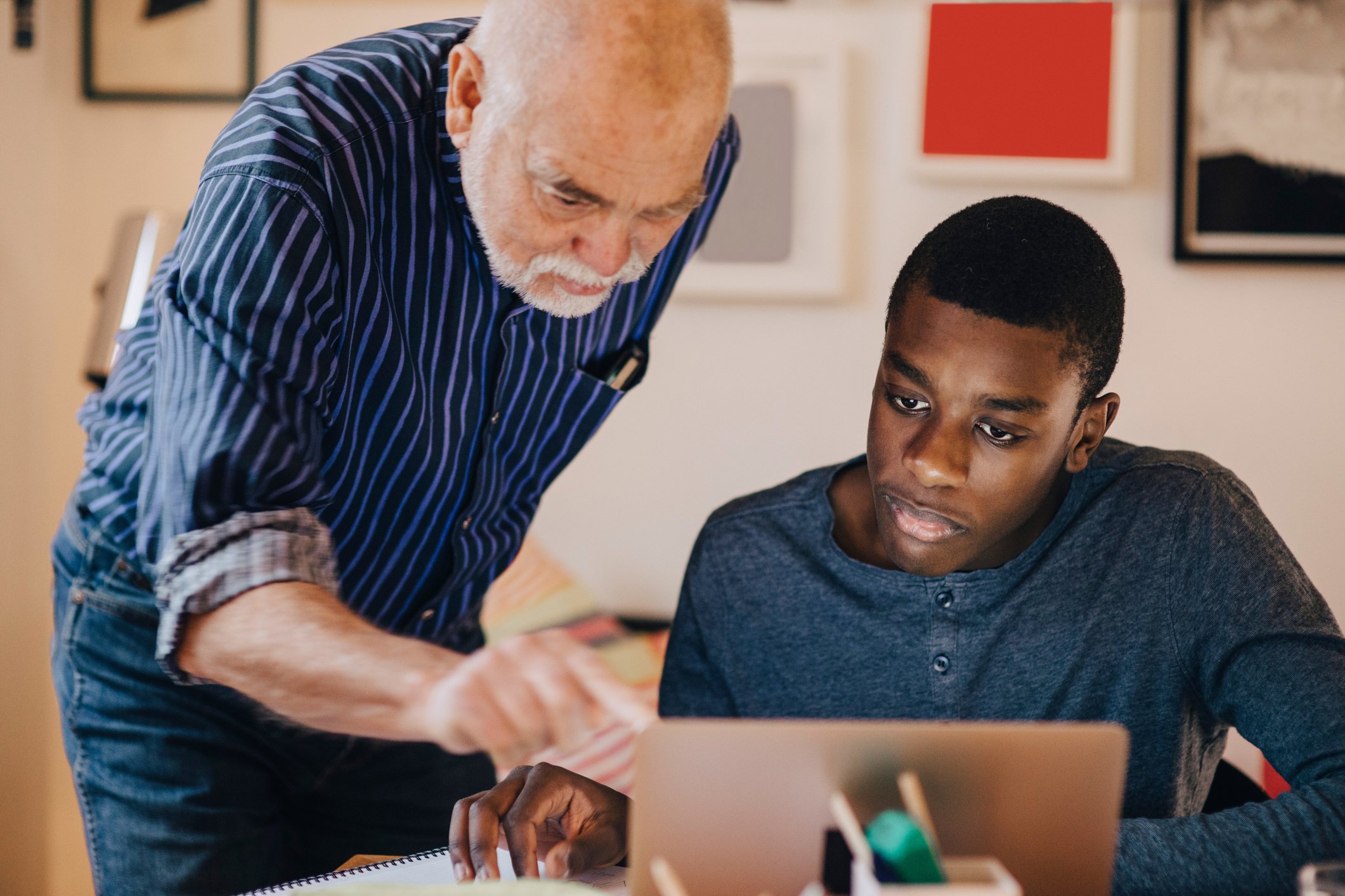 Photo of a grandfather pointing to a laptop screen | Photo: Getty Images