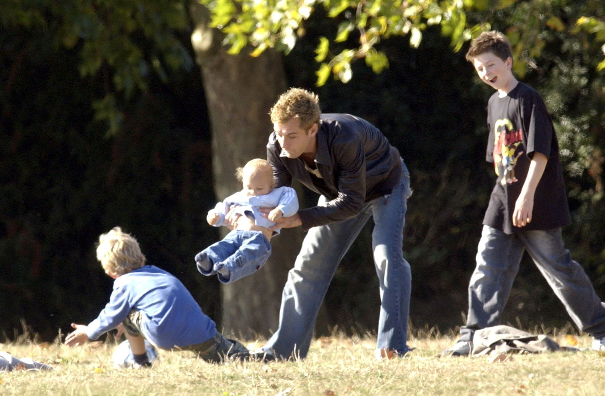 Jude Law And Children In A London Park on October 06, 2003 | Photo: Getty Images