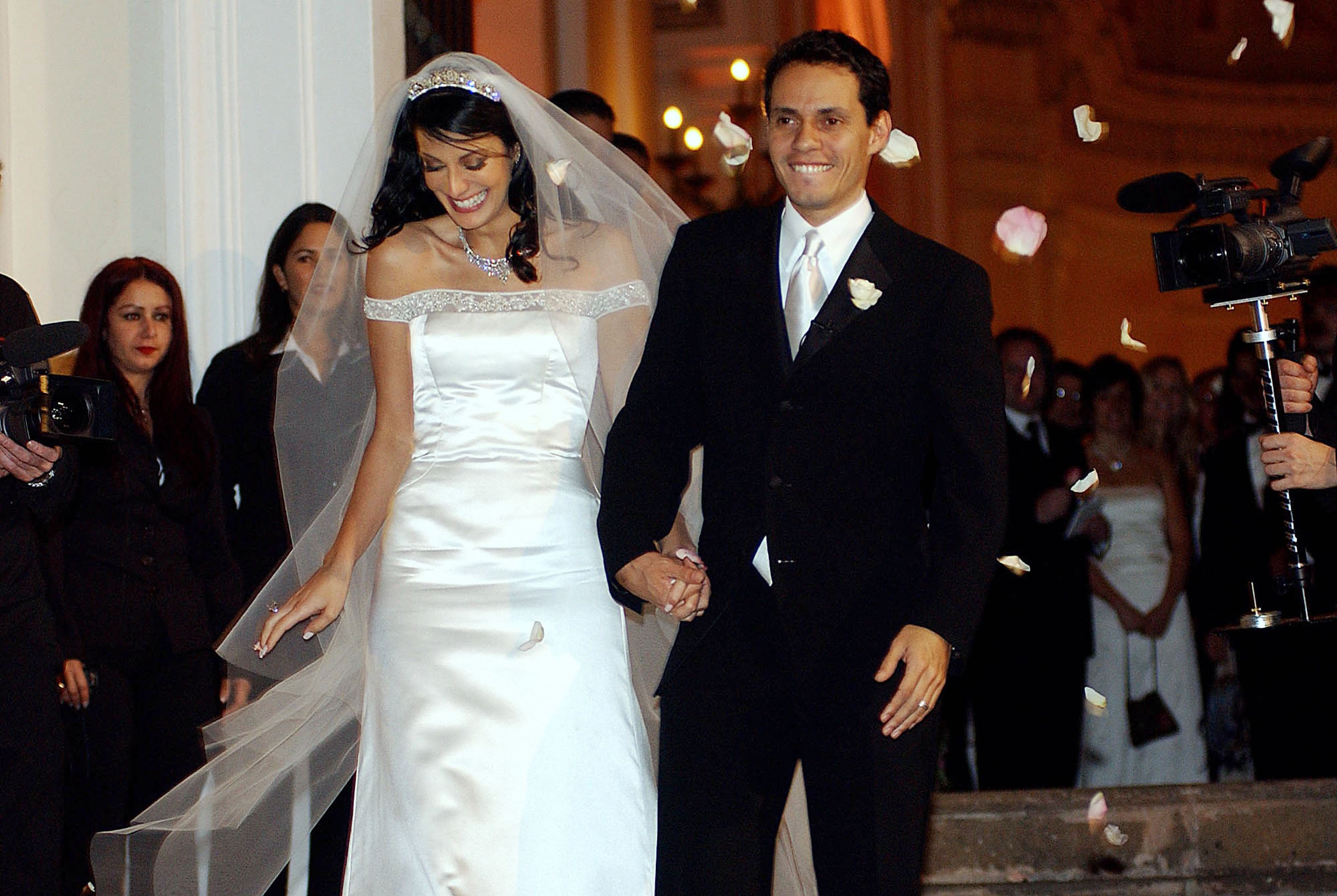 Marc Anthony y Dayanara Torres el día de su boda, el 7 de diciembre de 2002 en San Juan, Puerto Rico. | Foto: Getty Images