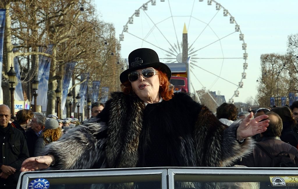 La chanteuse française Regine salue la foule lors d'un défilé, le 1er janvier 2015, le long des Champs-Élysées à Paris pour célébrer la nouvelle année. | Photo : Getty Images