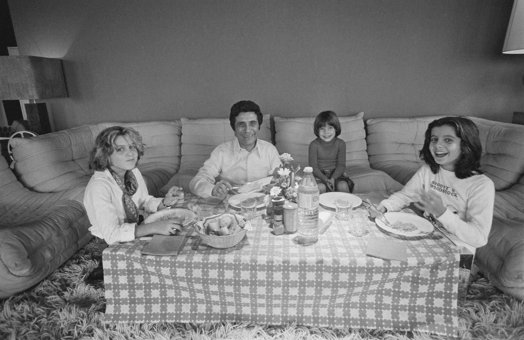 The French singer Gilbert Bécaud surrounded by his daughters: on the right Anne Bécaud (11 years), on the left Emily (5 years) and Jennifer (10 years).  |  Photo: Getty Images
